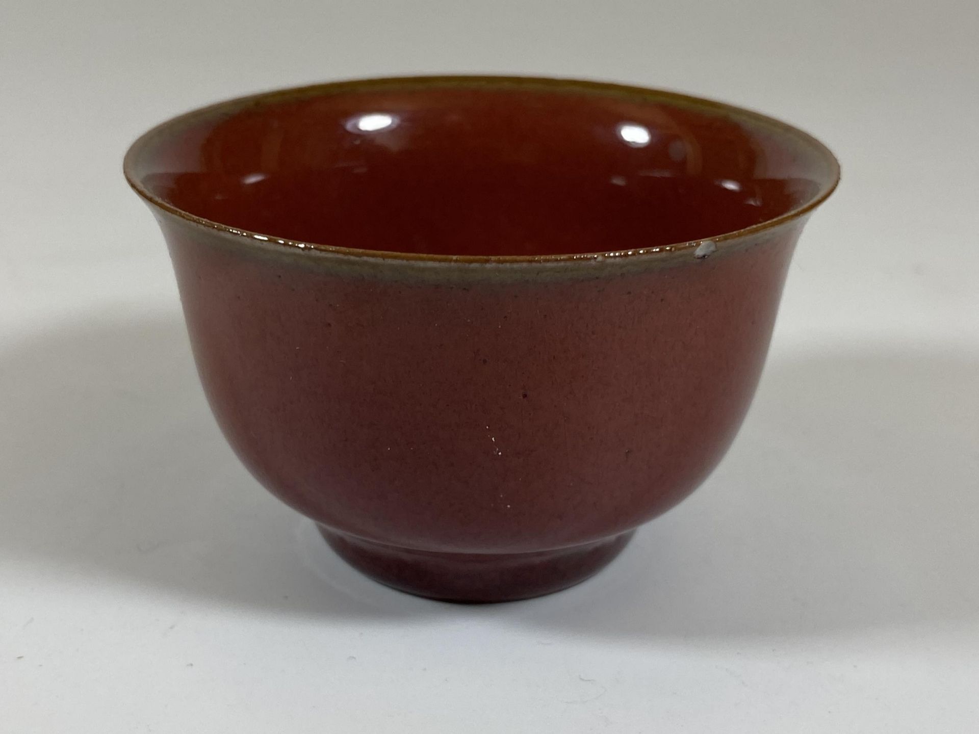 A CHINESE SANG DE BOEUF PORCELAIN TEA BOWL, DIAMETER 7CM - Image 3 of 5