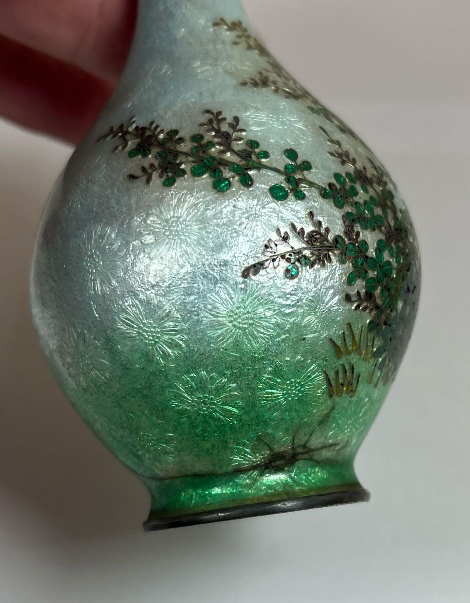 A JAPANESE GINBARI MEIJI PERIOD (1868-1912) GREEN ENAMEL VASE DECORATED WITH A BIRD & FLORAL DESIGN, - Image 4 of 7