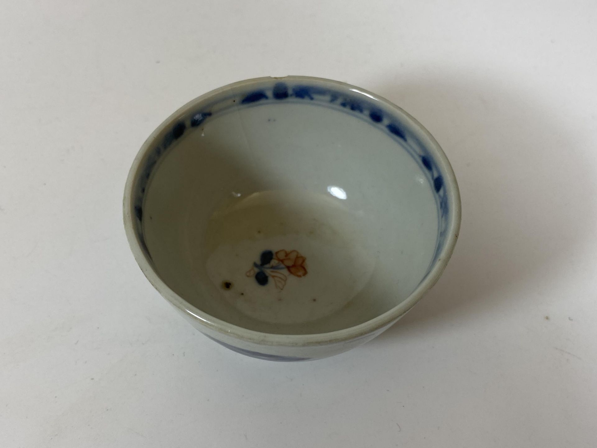 AN 18TH CENTURY CHINESE BLUE AND WHITE PORCELAIN TEA BOWL, DIAMETER 7CM - Bild 2 aus 4