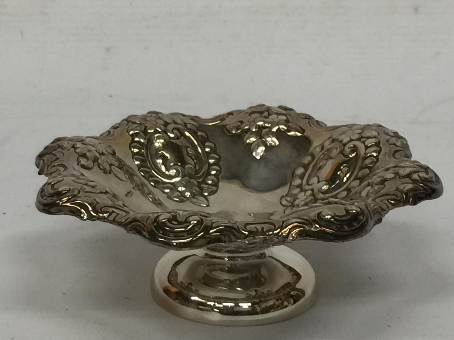 A SMALL HALLMARKED SILVER FOOTED BOWL - APPROX 72 G - Bild 2 aus 3