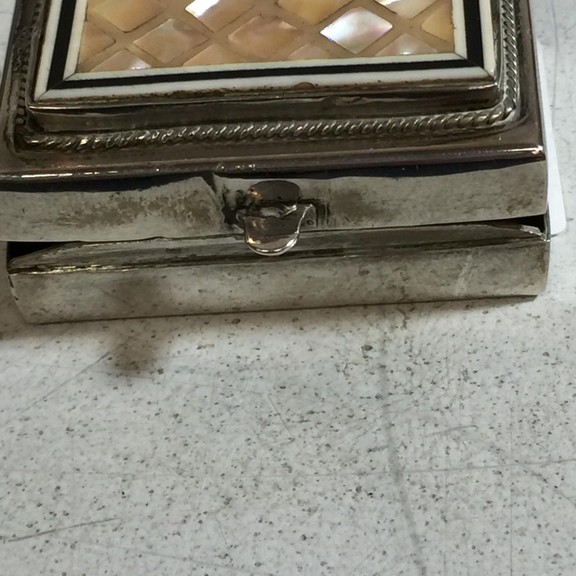 A SILVER TRINKET BOX WITH MOTHER OF PEARL ON THE TOP - Bild 3 aus 4