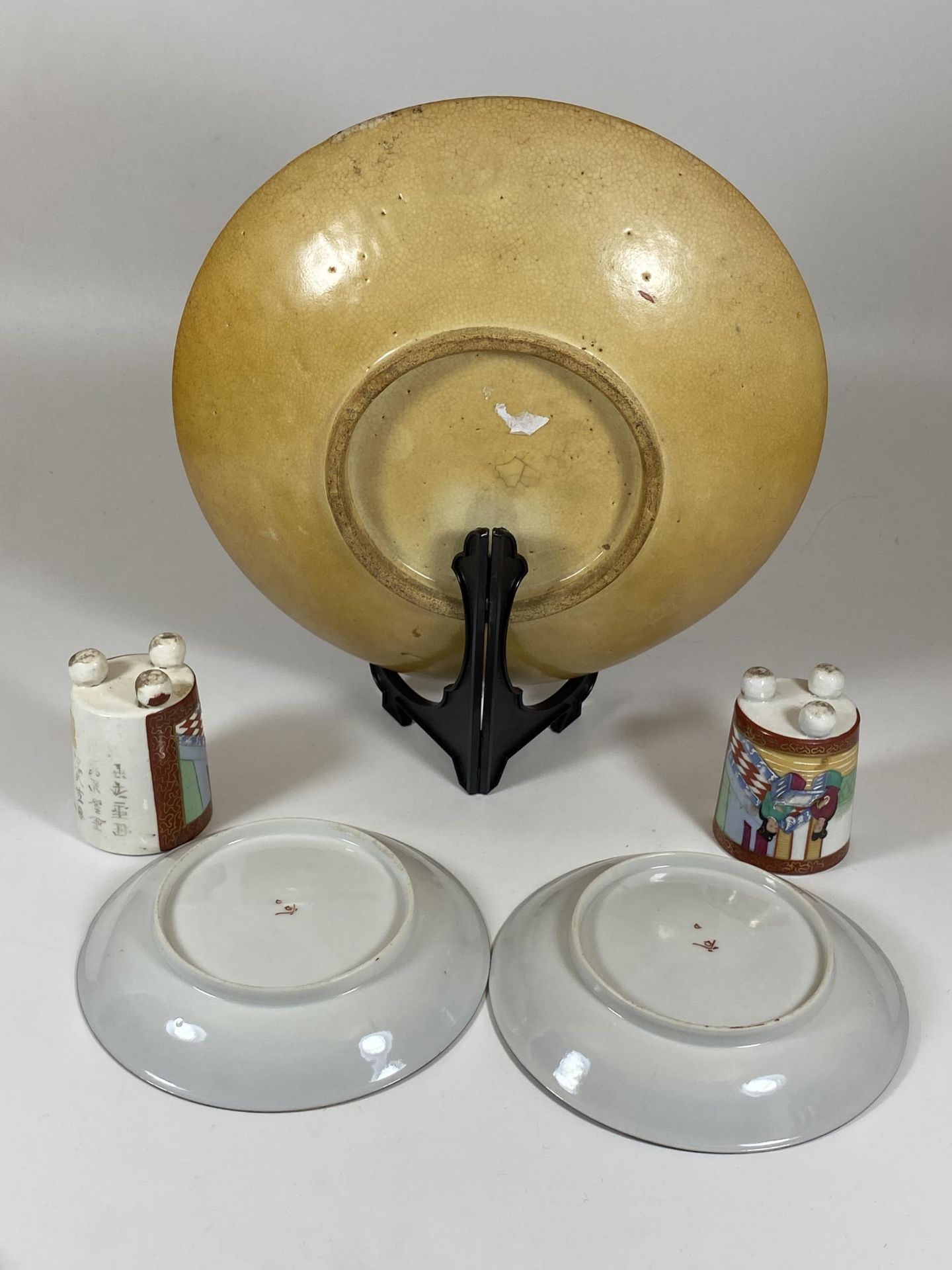 FIVE JAPANESE ITEMS - SATSUMA CHARGER / PLATE, PAIR OF POTS AND TWO KUTANI DISHES, PLATE DIAMETER - Bild 5 aus 6