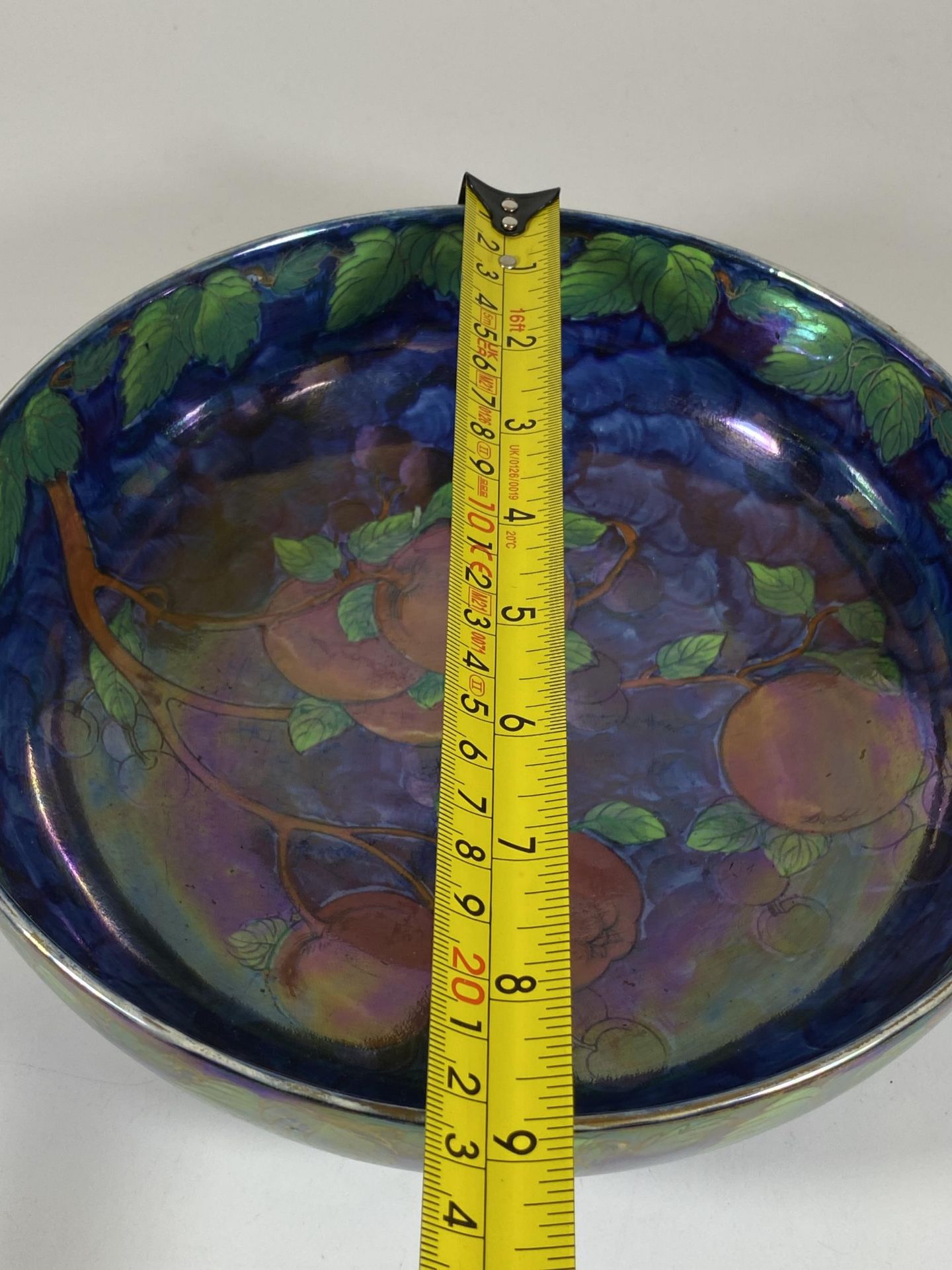 A VINTAGE MALING LUSTRE FRUIT PATTERN BOWL, DIAMETER 23CM - Bild 4 aus 4