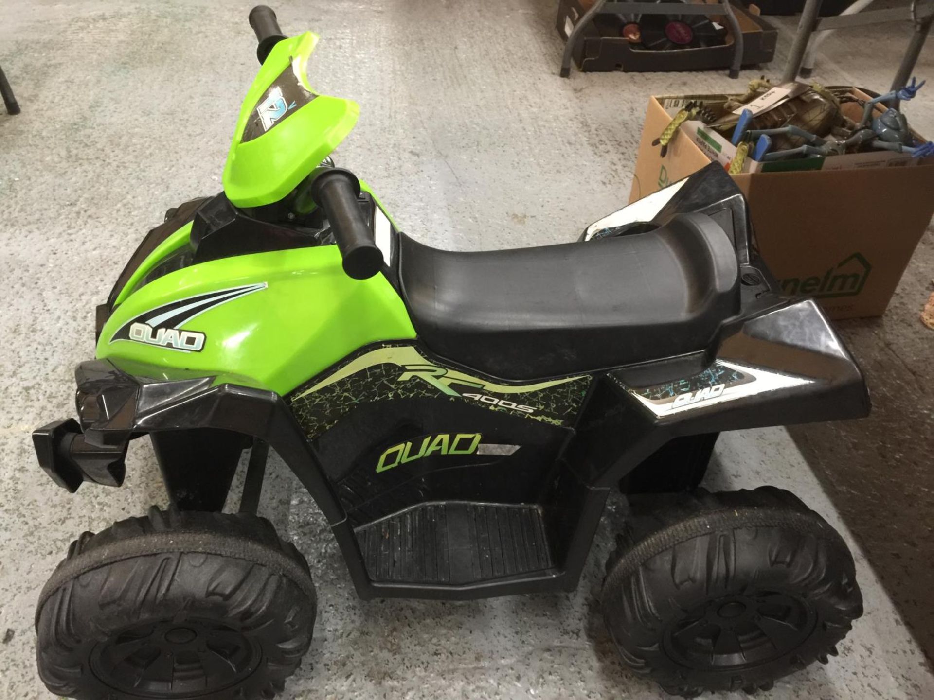 A CHILDREN'S ELECTRIC QUAD BIKE WITH CHARGER - VENDOR STATES IN WORKING ORDER AND VERY LITTLE USE,