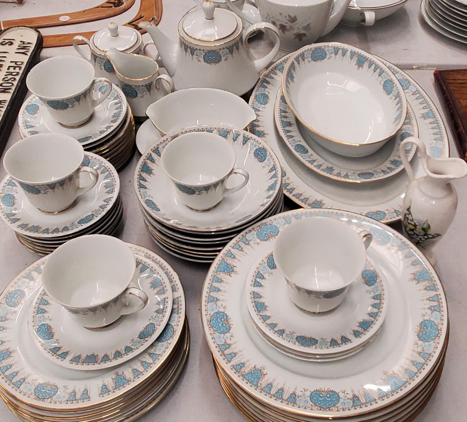 A NORITAKE JAPANESE 'BLUETIDE' PATTERN TEA / DINNER SERVICE TO INCLUDE PLATES, BOWLS, CUPS, SAUCERS,