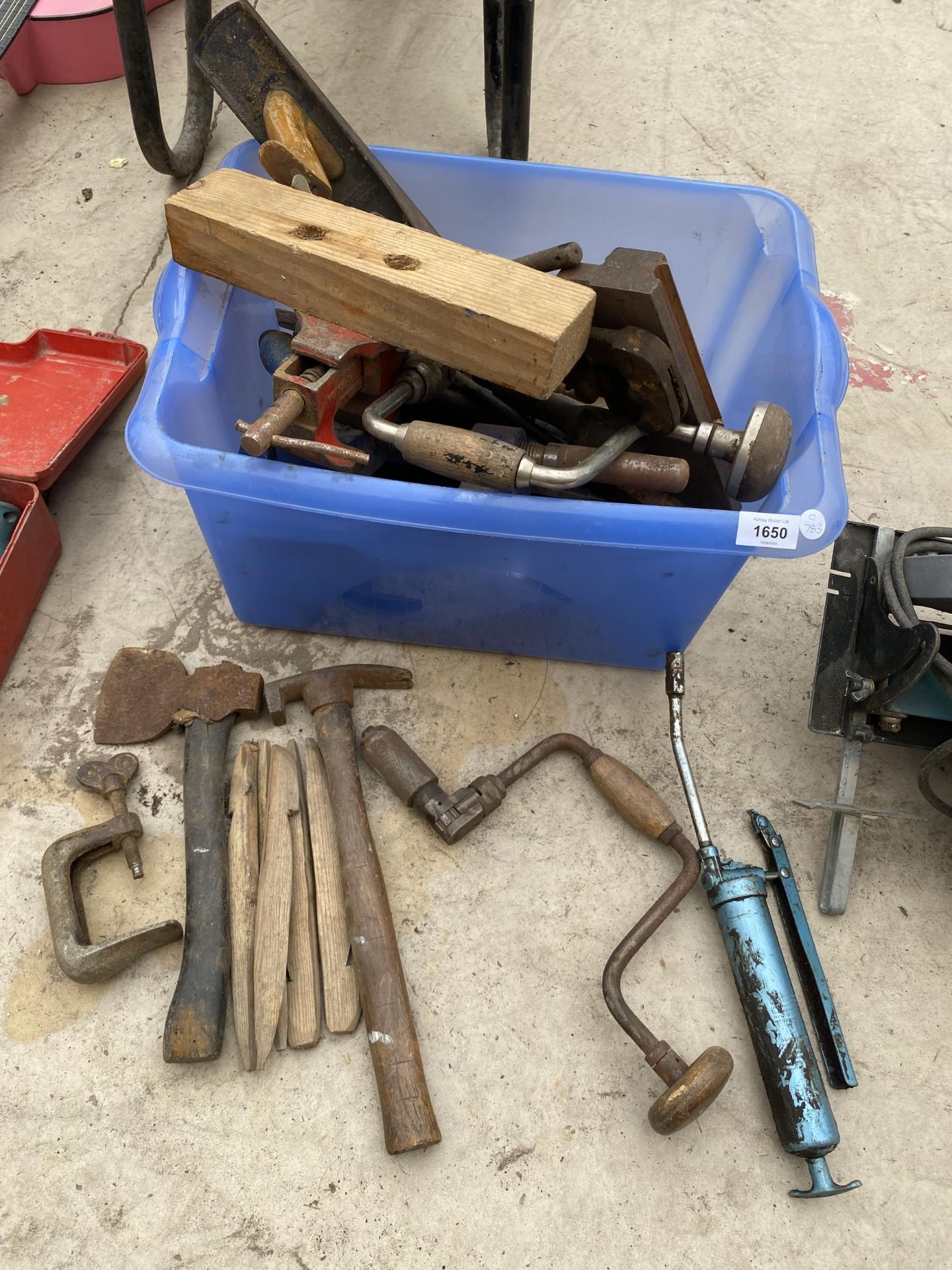 A GROUP OF VINTAGE WOODEN TOOLS, PLANES ETC