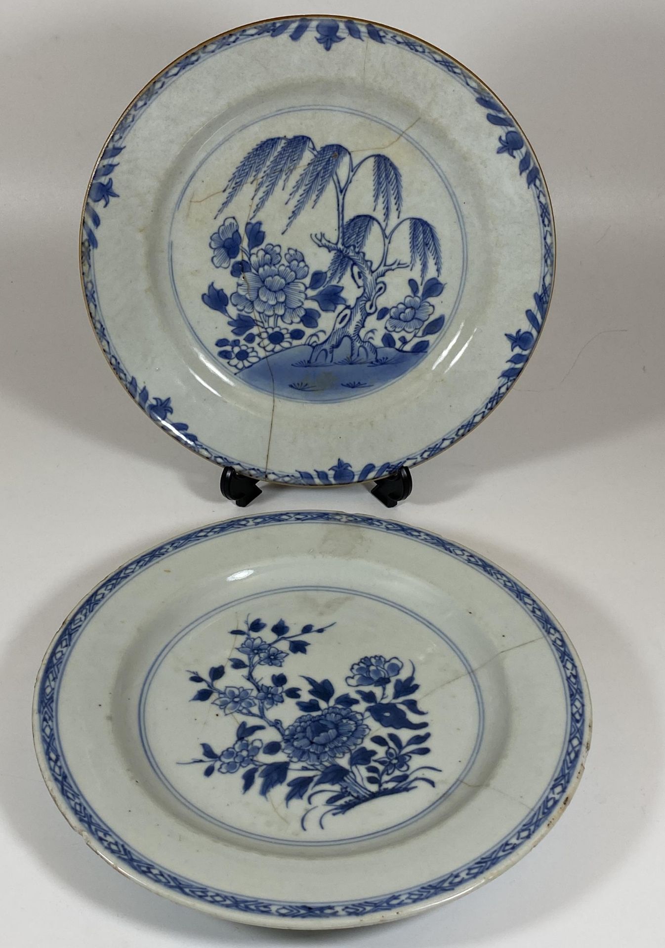 A PAIR OF 18TH CENTURY CHINESE BLUE AND WHITE FLORAL PLATES, DIAMETER 23CM