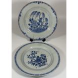 A PAIR OF 18TH CENTURY CHINESE BLUE AND WHITE FLORAL PLATES, DIAMETER 23CM