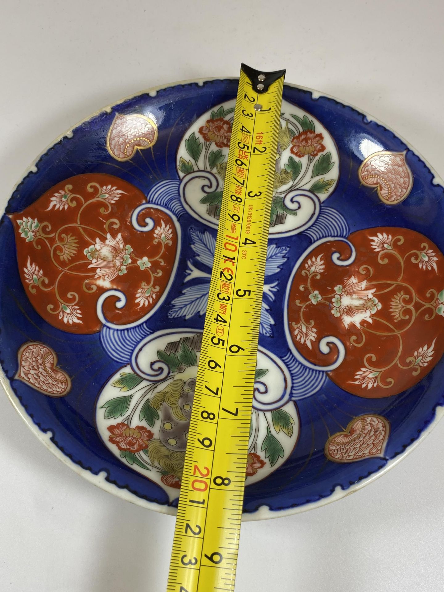 A JAPANESE MEIJI PERIOD (1868-1912) IMARI ON BLUE GROUND FLORAL PATTERN DISH, SIX CHARACTER MARK - Image 5 of 5