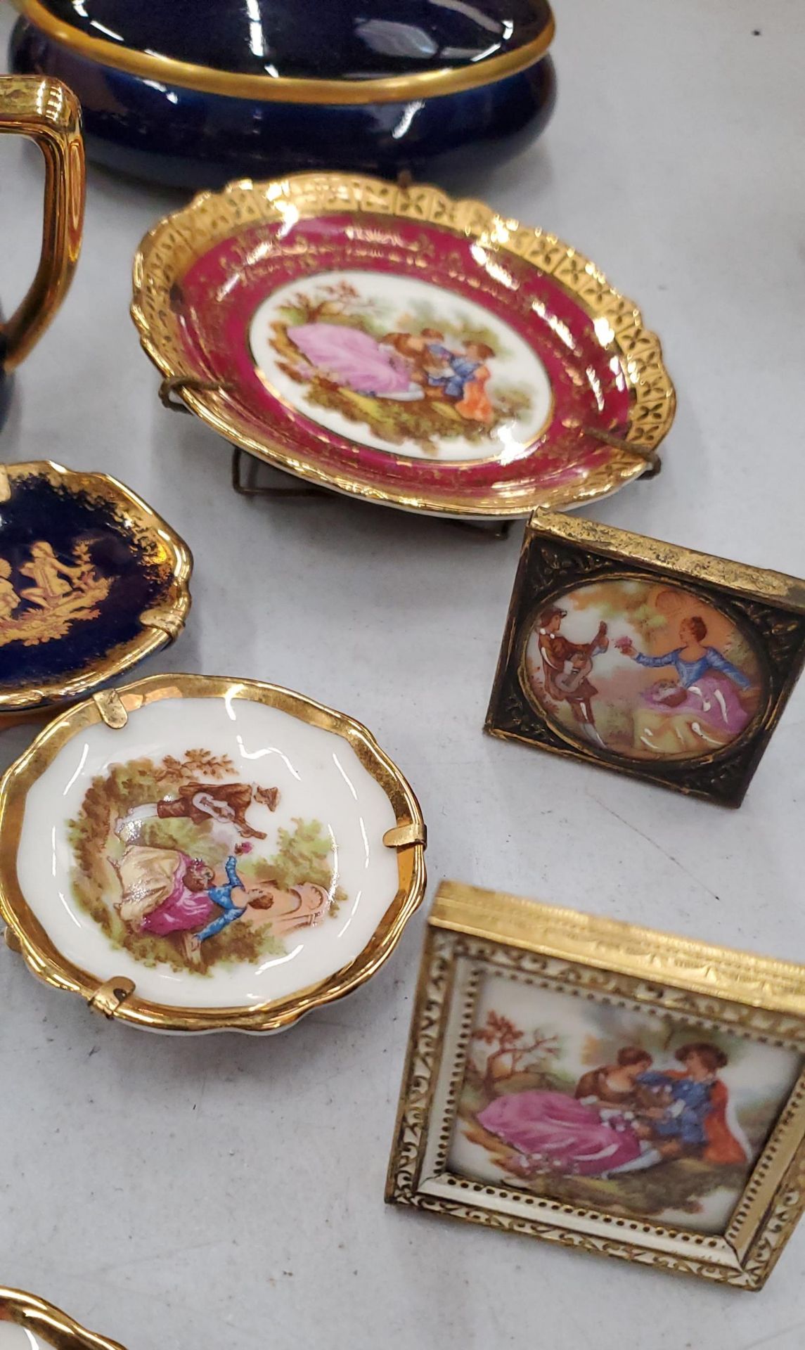 A COLLECTION OF MINIATURE LIMOGES TO INCLUDE TRINKET BOXES, PLATES, A TEAPOT, ETC PLUS A DRESDEN - Image 3 of 3