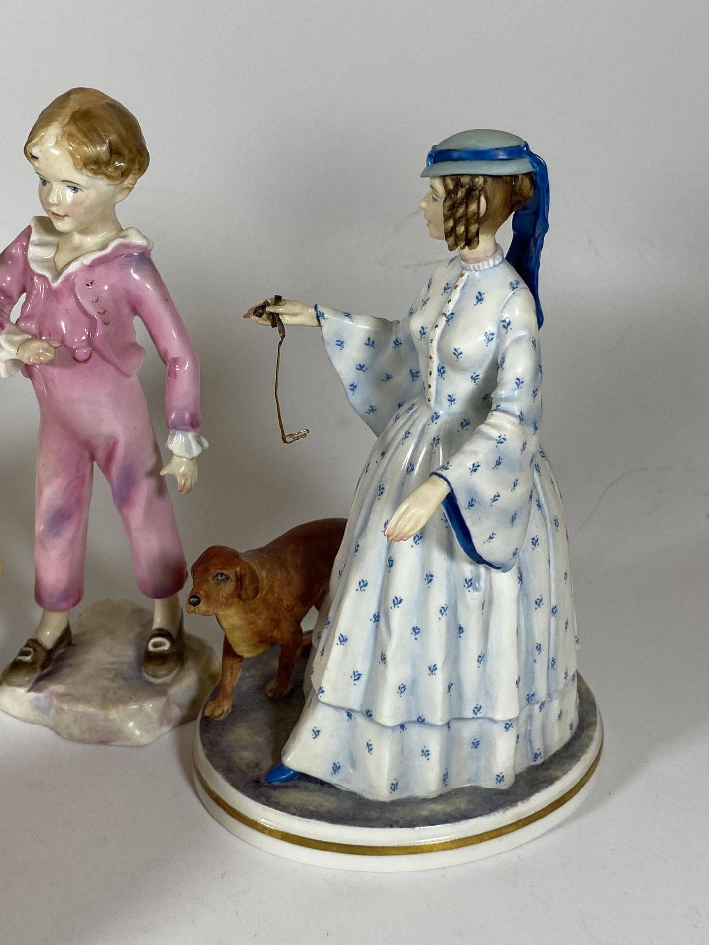 A GROUP OF FOUR CERAMIC FIGURES TO INCLUDE ROYAL WORCESTER FELICITY FIGURE WITH DOG, ROYAL WORCESTER - Bild 3 aus 5