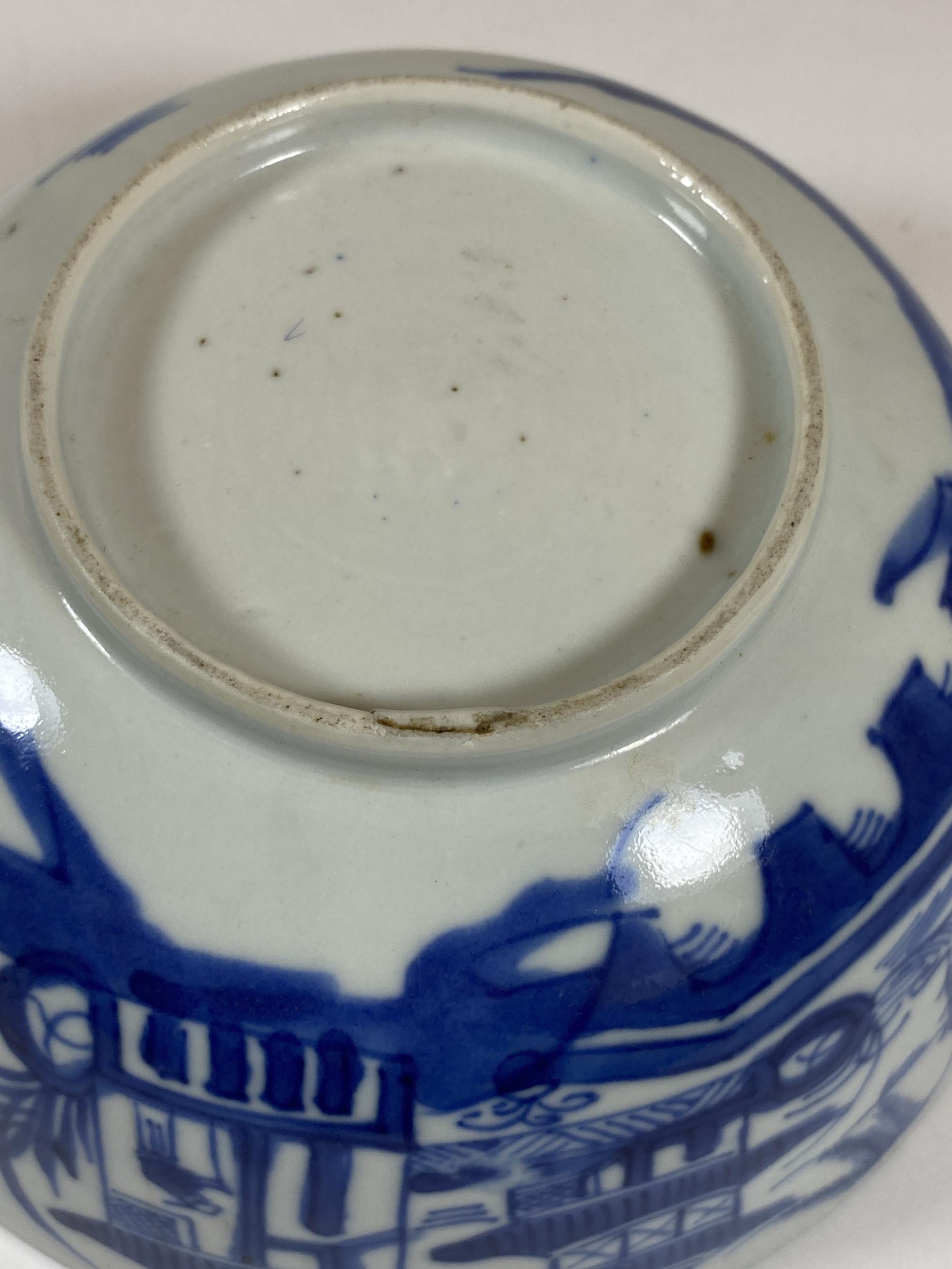 A 19TH CENTURY CHINESE BLUE AND WHITE PORCELAIN BOWL WITH PAGODA DESIGN, DIAMETER 17CM - Image 5 of 6