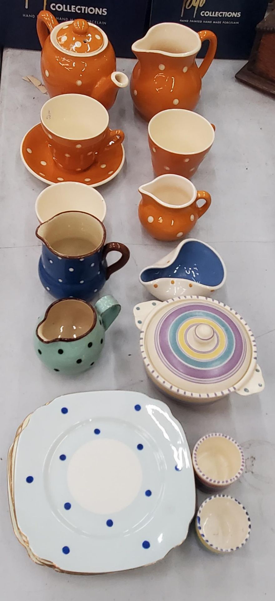 A SANDYGATE POTTERY, DEVON PART TEASET TO INCLUDE A TEAPOT, CREAM JUGS, SUGAR BOWL, CUPS AND ONE