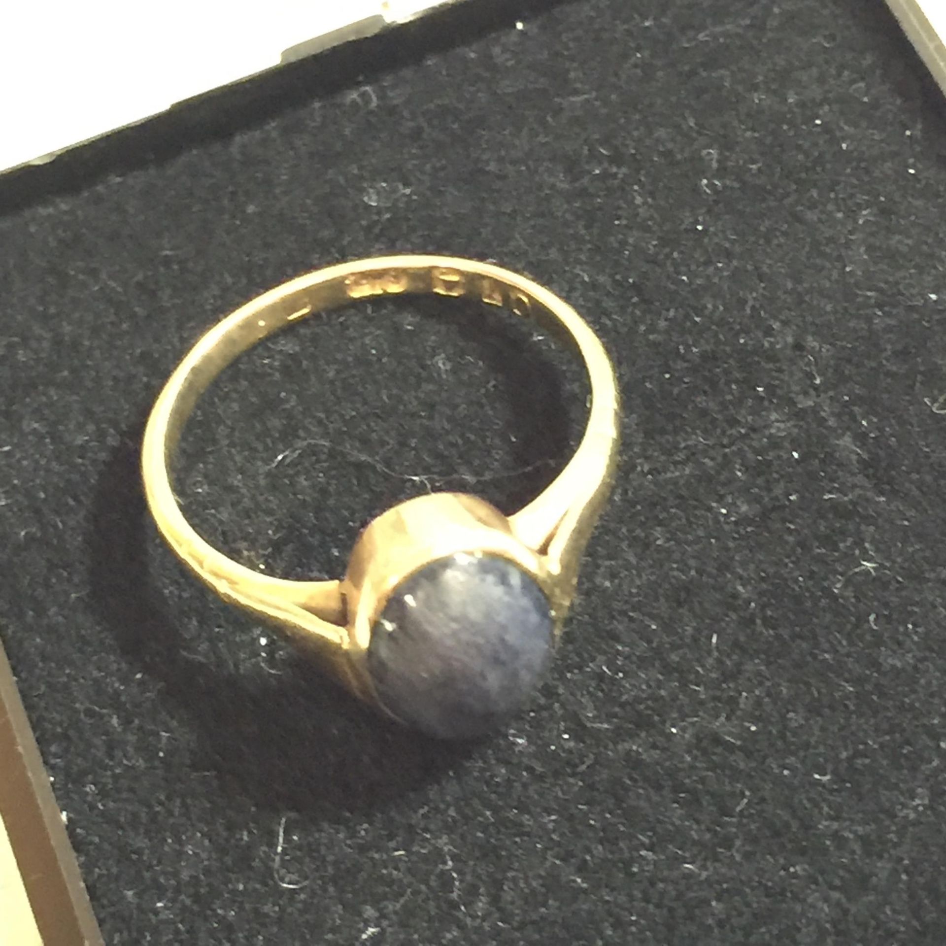 A 9CT GOLD RING WITH BLUEY BLACK STONE, WEIGHT 2G, SIZE I - Image 3 of 3
