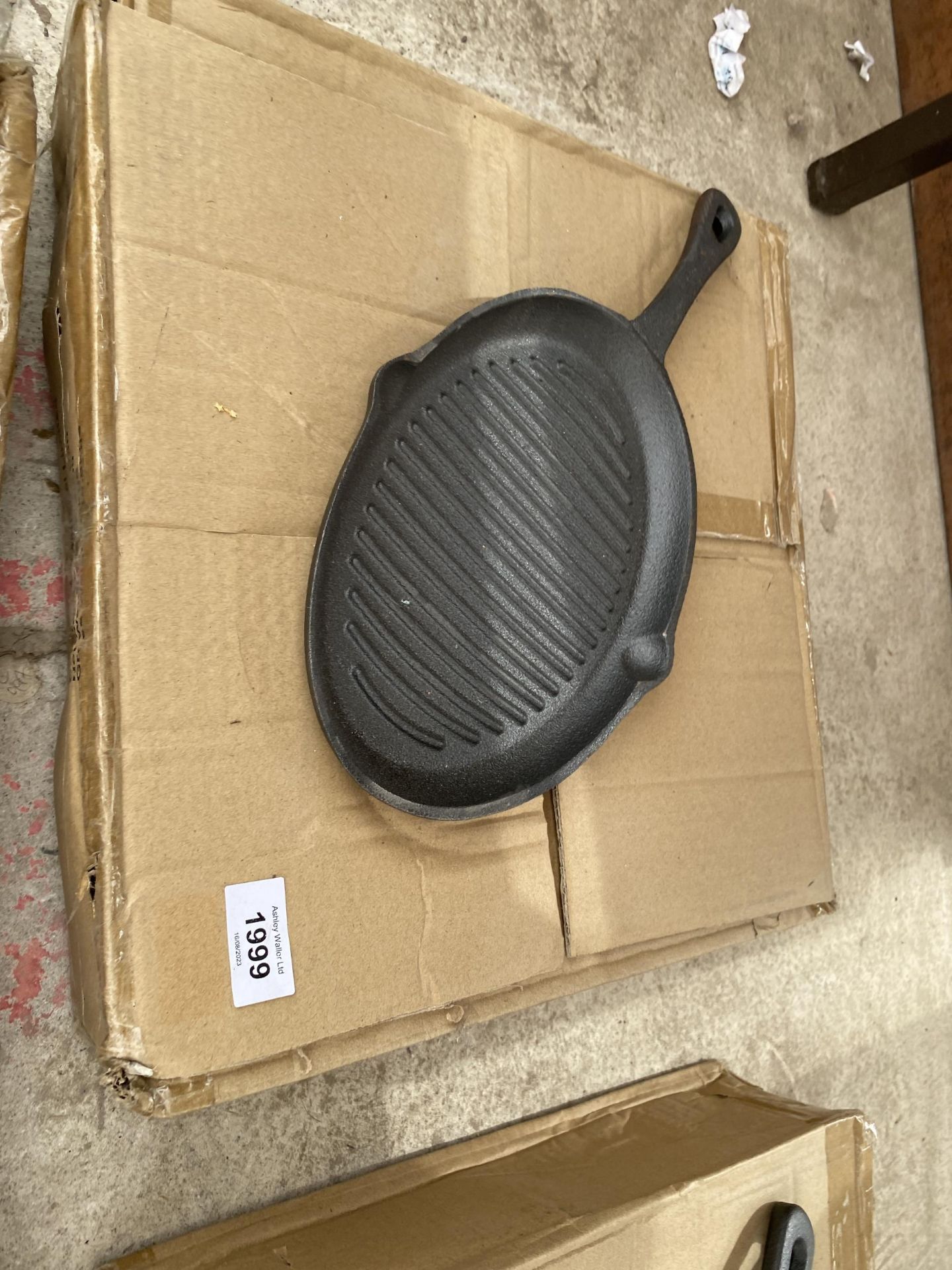 APPROXIMATELY 10 CAST IRON SKILLET PANS