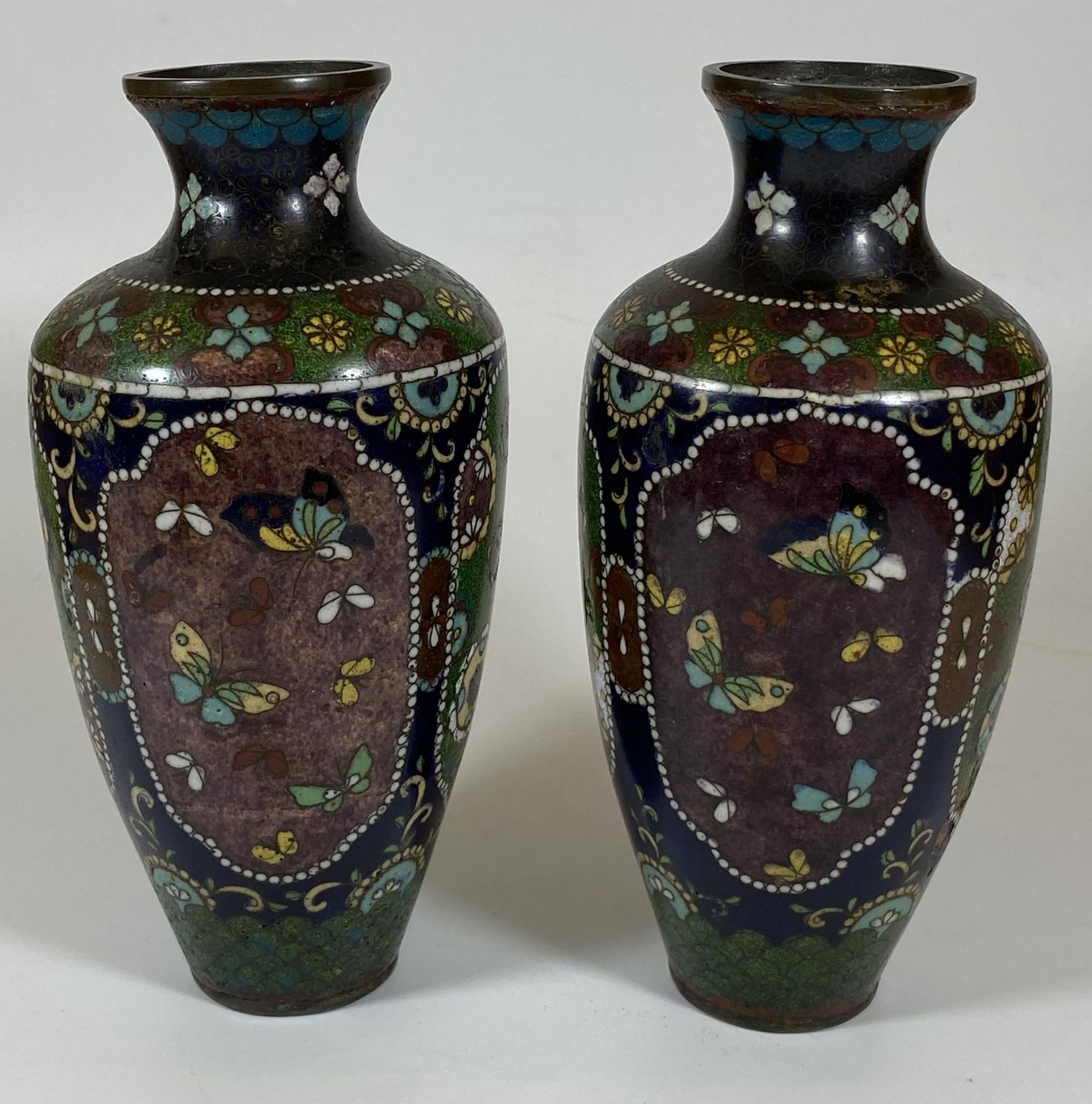 A PAIR OF JAPANESE MEIJI PERIOD (1868-1912) BUTTERFLY DESIGN CLOISONNE VASES, HEIGHT 19CM