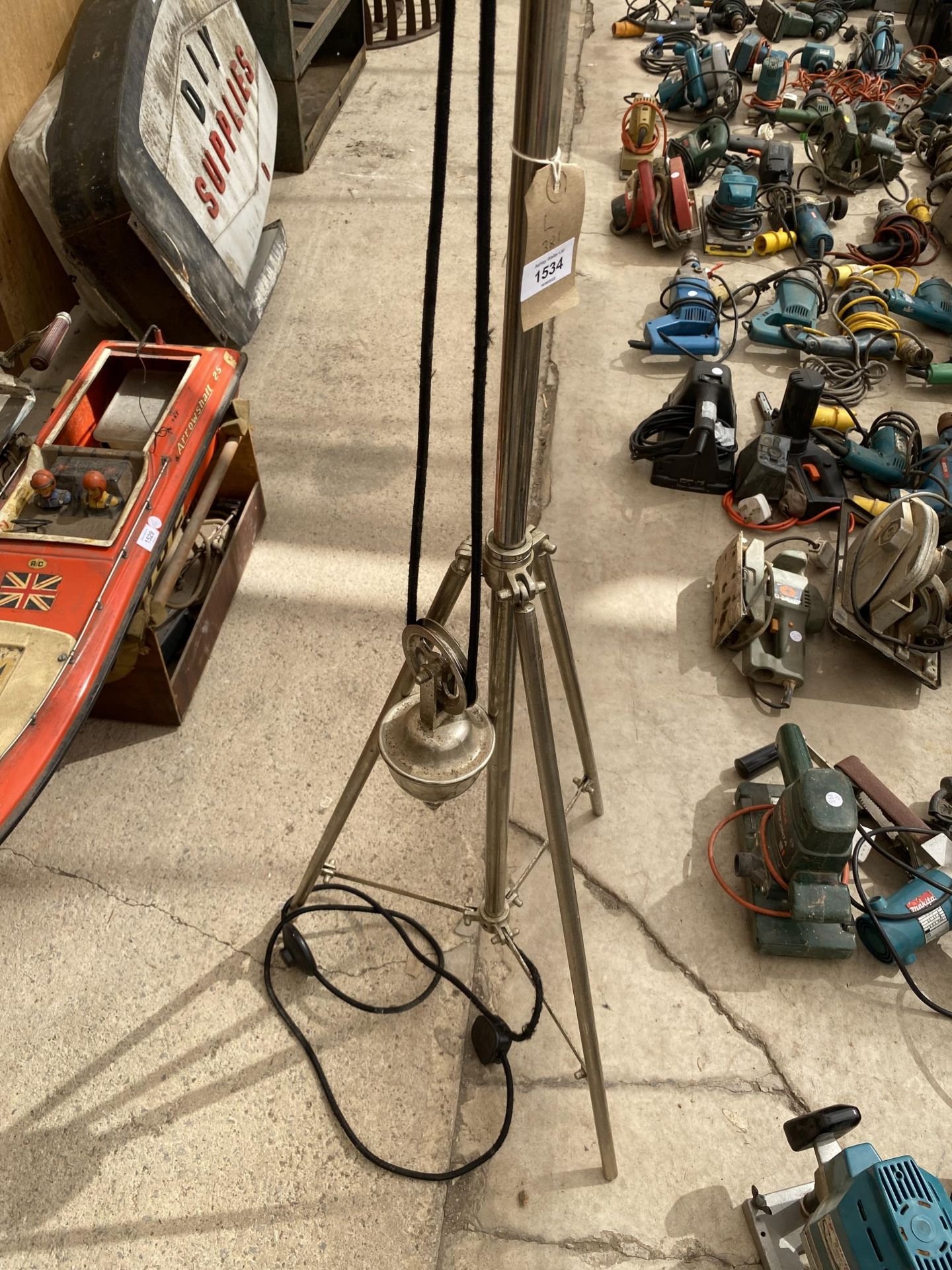 A RETRO WEIGHT DESIGN LIBRA INDUSTRIAL PENDULUM METAL FLOOR LAMP WITH TRIPOD BASE - Image 3 of 4