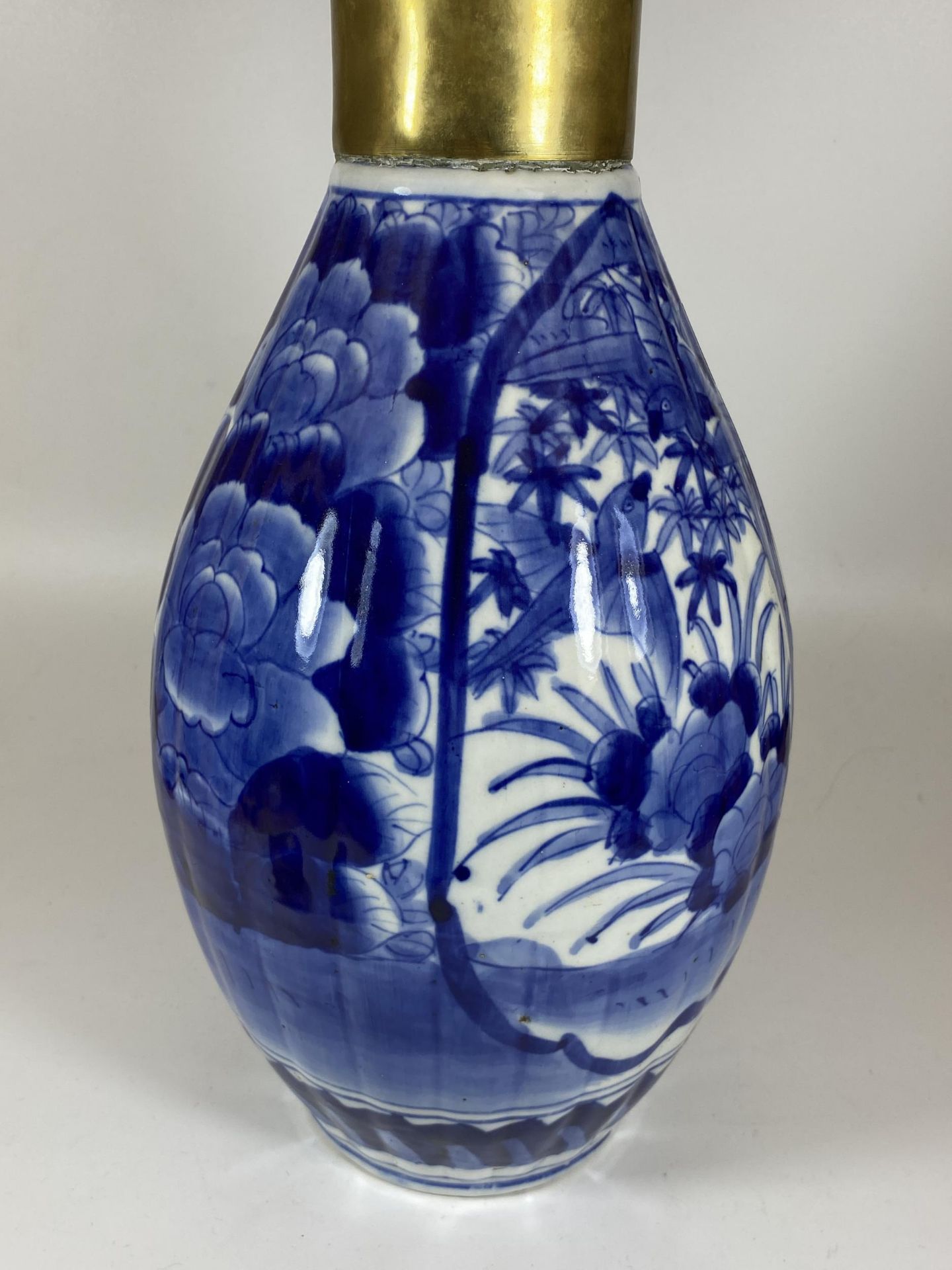 A LARGE JAPANESE MEIJI PERIOD (1868-1912) BLUE AND WHITE FLORAL DESIGN VASE WITH CONVERTED TRENCH - Image 3 of 6