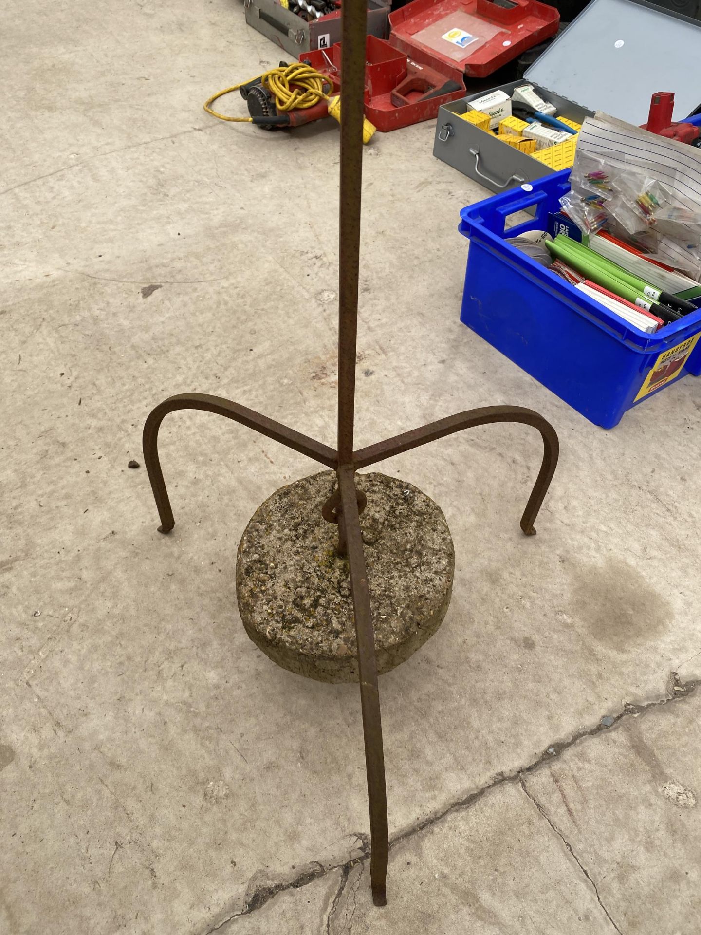 A WROUGHT IRON STAND WITH STONE BASE, HEIGHT 186CM - Image 4 of 4