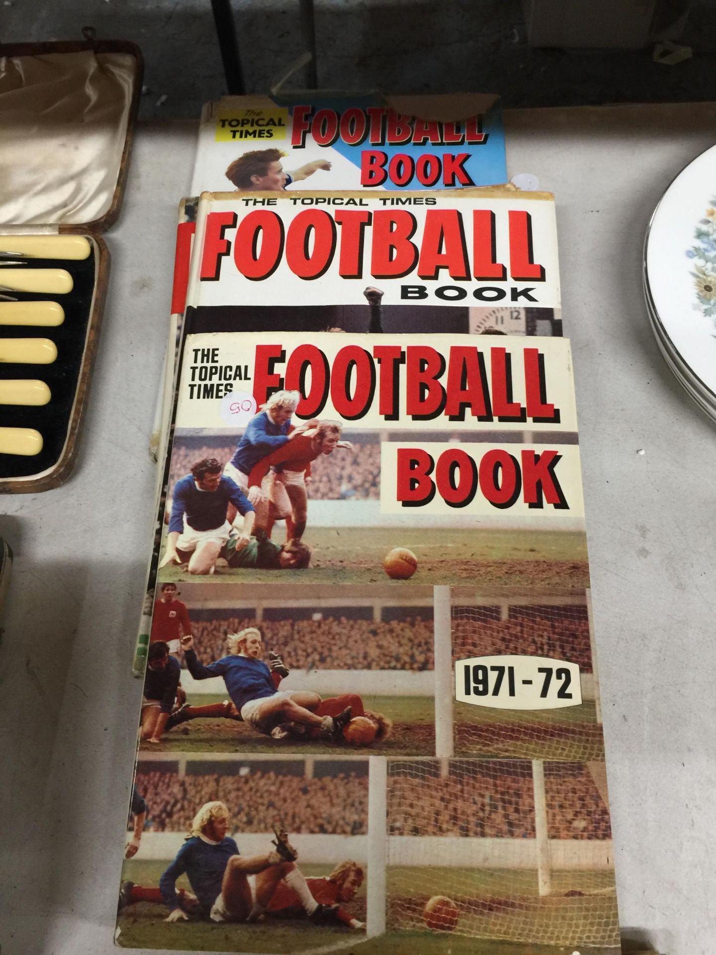 A COLLECTION OF VINTAGE 1970S THE TOPICAL TIMES FOOTBALL BOOKS - Image 5 of 5