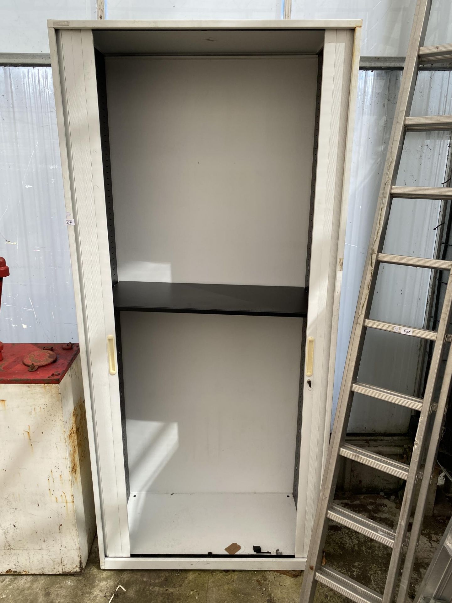 A WHITE METAL STORAGE CABINET WITH A TAMBOURED DOOR AND KEY - Bild 2 aus 4