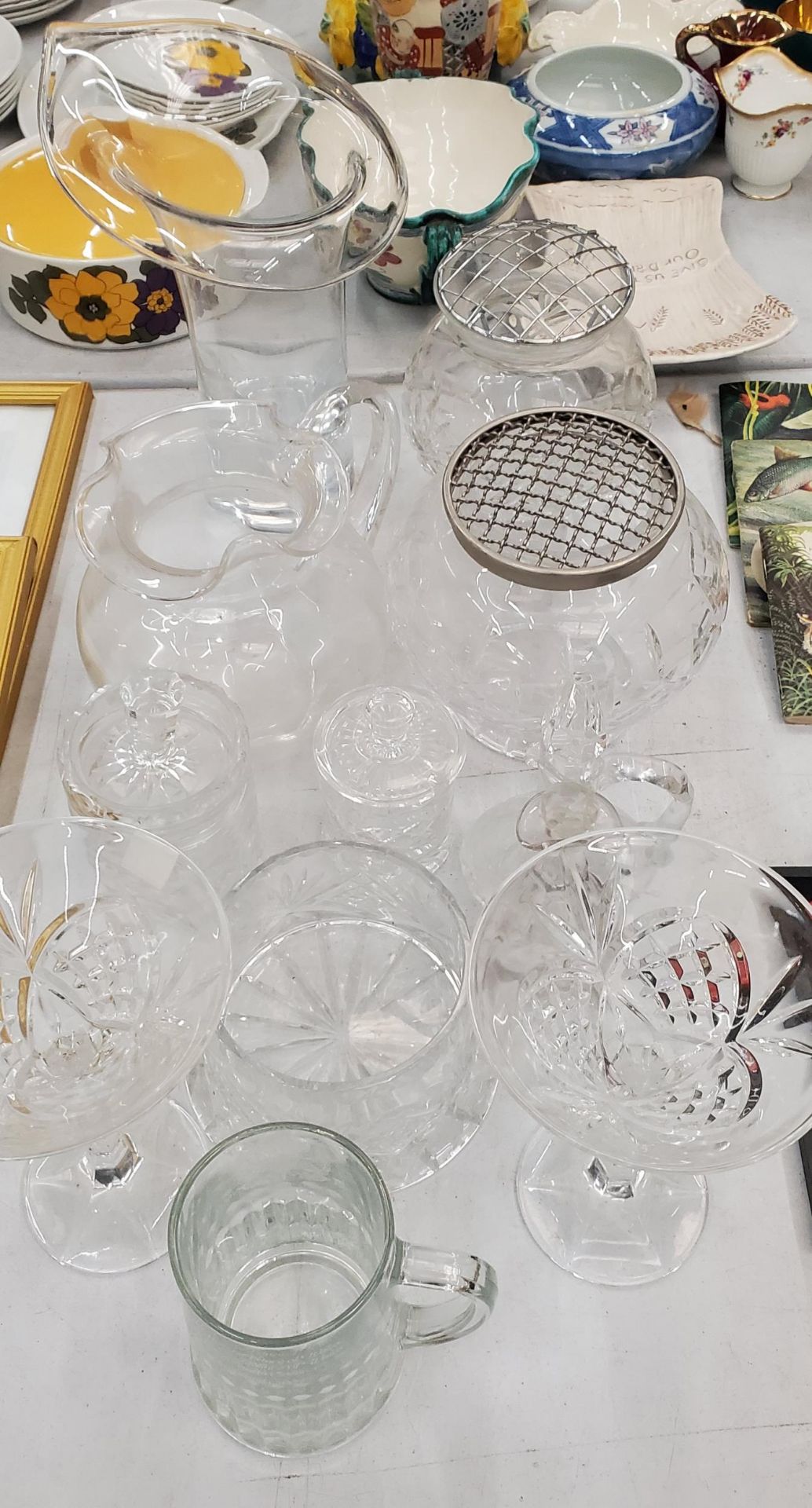 A QUANTITY OF GLASSWARE TO INCLUDE VASES, ROSE BOWLS, STORAGE JARS, DESSERT BOWLS, ETC