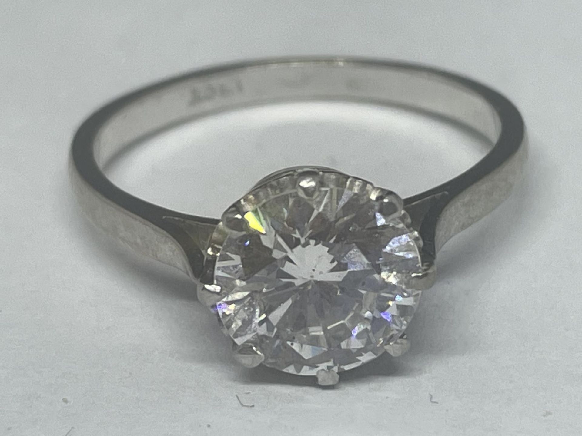 A SINGLE STONE DIAMOND SOLITAIRE RING. APPROXIMATELY 2.5 CARAT MOUNTED ON 18 CARAT WHITE GOLD.