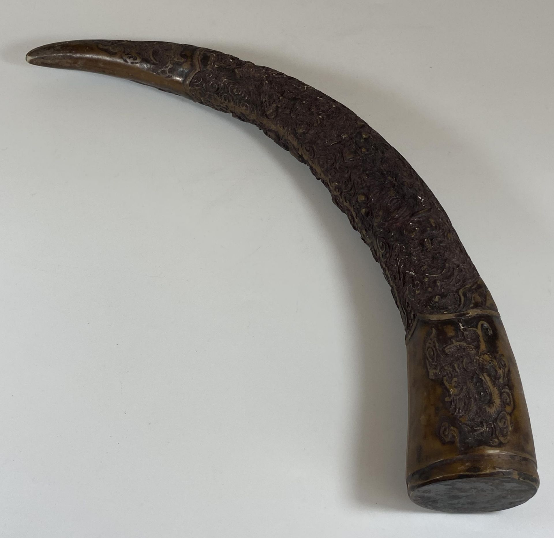 AN ORIENTAL CAVRED RESIN HORN, LENGTH APPROX 42CM - Image 5 of 6