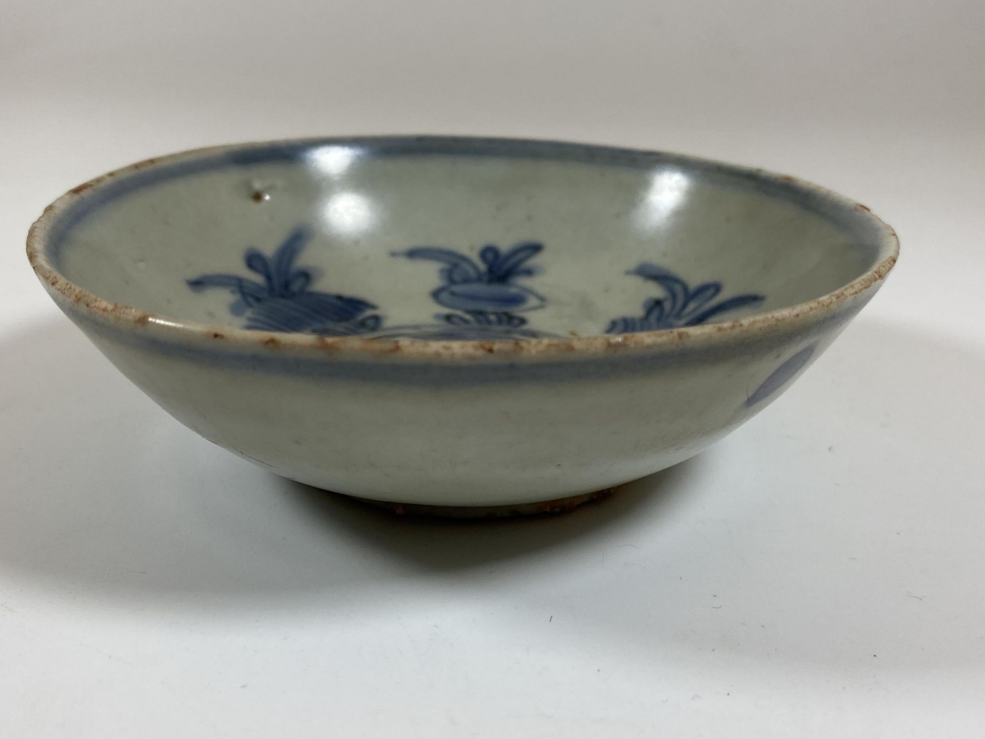 A BELIEVED MING DYNASTY CHINESE BLUE AND WHITE PORCELAIN BOWL, DIAMETER 11CM - Image 4 of 7