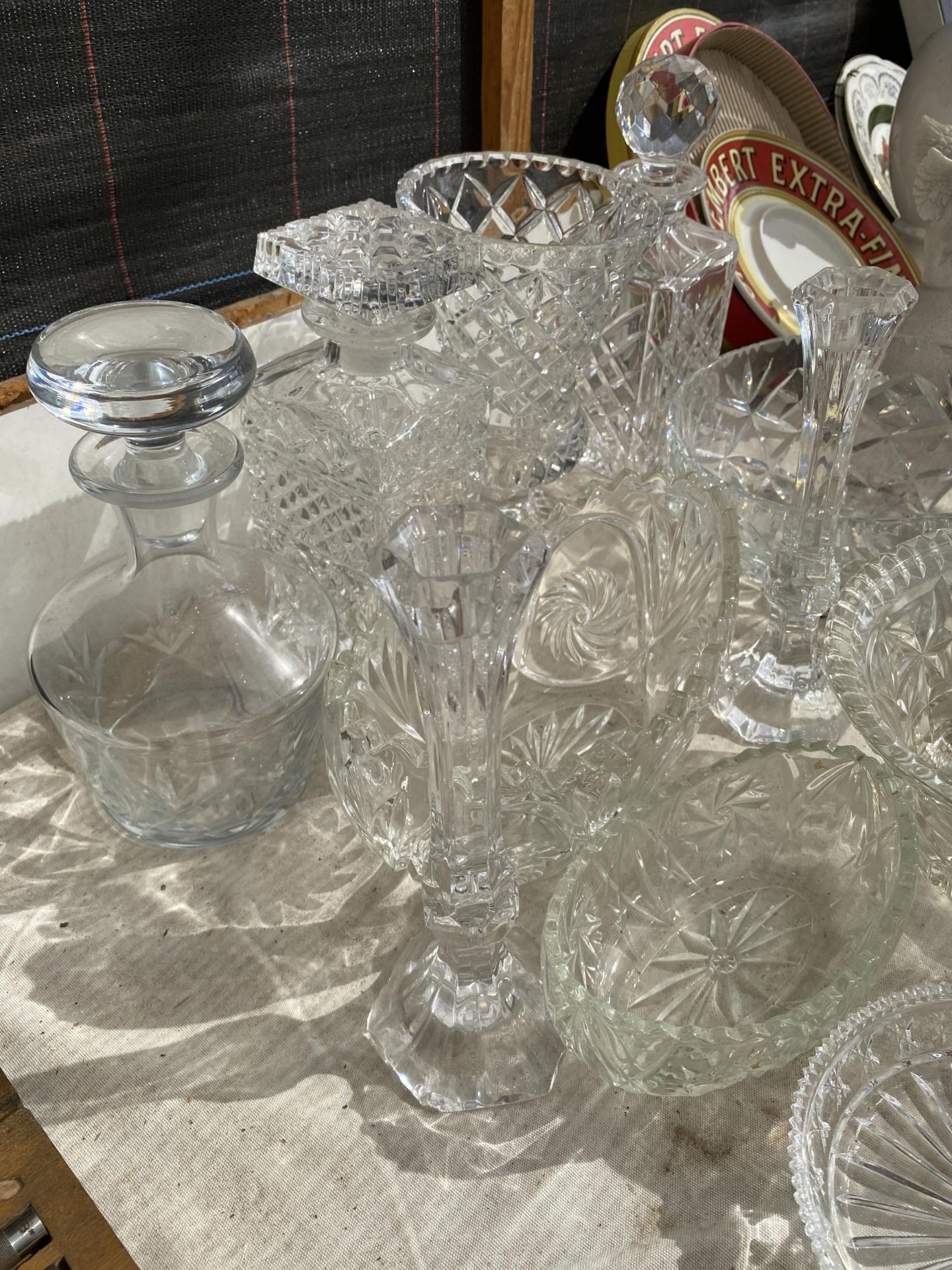 A COLLECTION OF VINTAGE GLASSWARE, BOWLS ETC - Image 2 of 3