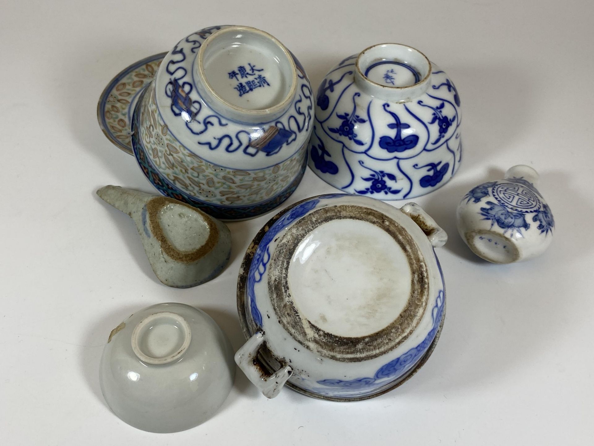 A COLLECTION OF CHINESE BLUE AND WHITE PORCELAIN ITEMS, MING STYLE SPOON, RICE BOWL, LIDDED DRAGON - Image 4 of 4
