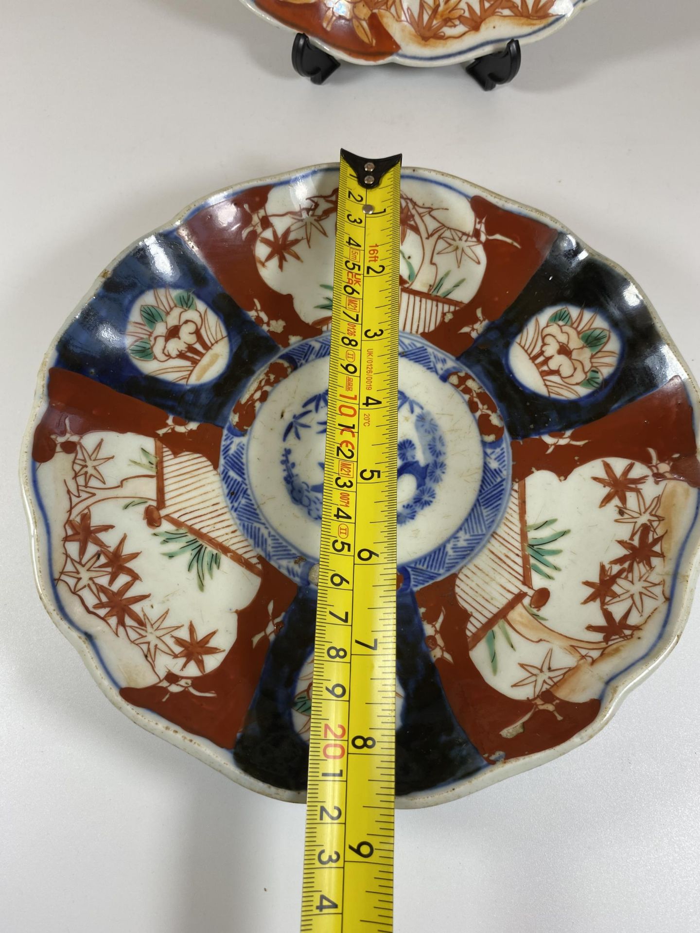 A PAIR OF JAPANESE MEIJI PERIOD (1868-1912) IMARI SCALLOPED RIM PLATES, DIAMETER 22CM - Image 5 of 5