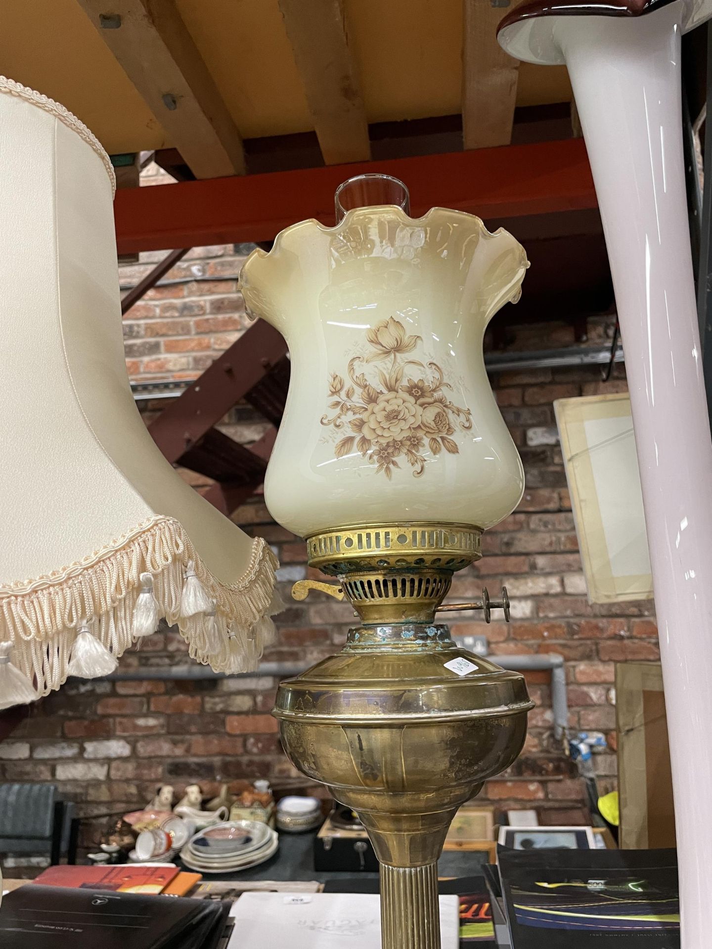 TWO ITEMS - A VINTAGE BRASS COLUMN OIL LAMP AND TALL GLASS VASE - Image 2 of 4