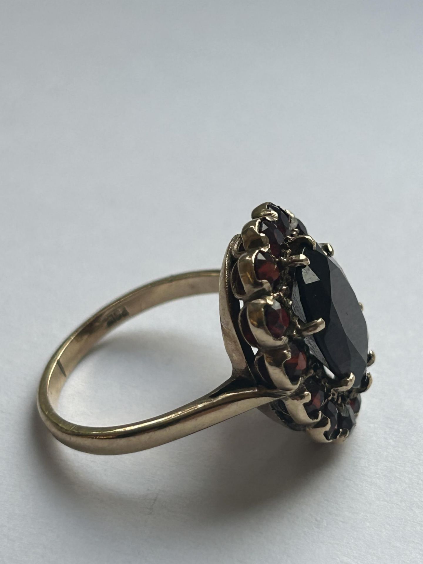 A 9CT YELLOW GOLD AND GARNET RING IN A FLOWER DESIGN SIZE P, WEIGHT 5.46 GRAMS - Image 4 of 4