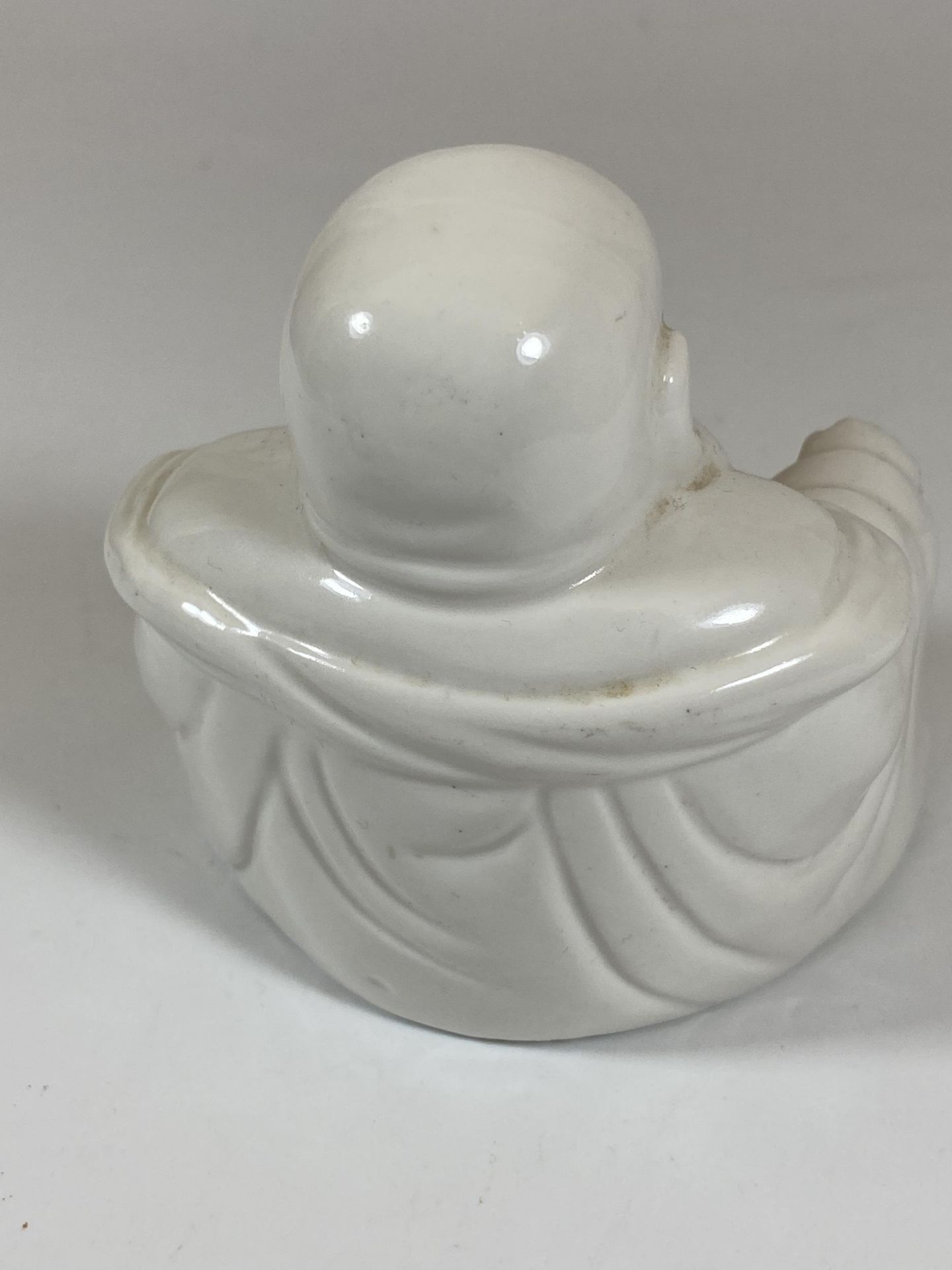 A CHINESE BLANC DE CHINE PORCELAIN MODEL OF A BUDDHA, HEIGHT 10CM - Image 3 of 5