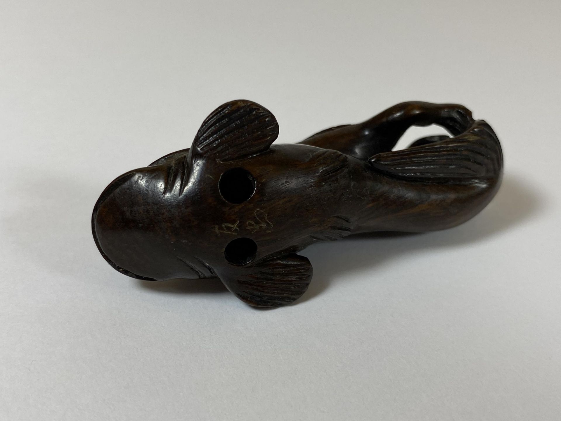 AN ORIENTAL NETSUKE OF A TURTLE MONKEY RIDING A NAMAZU (EARTHQUAKE FISH) SIGNED TO BASE, LENGTH 6. - Image 4 of 5