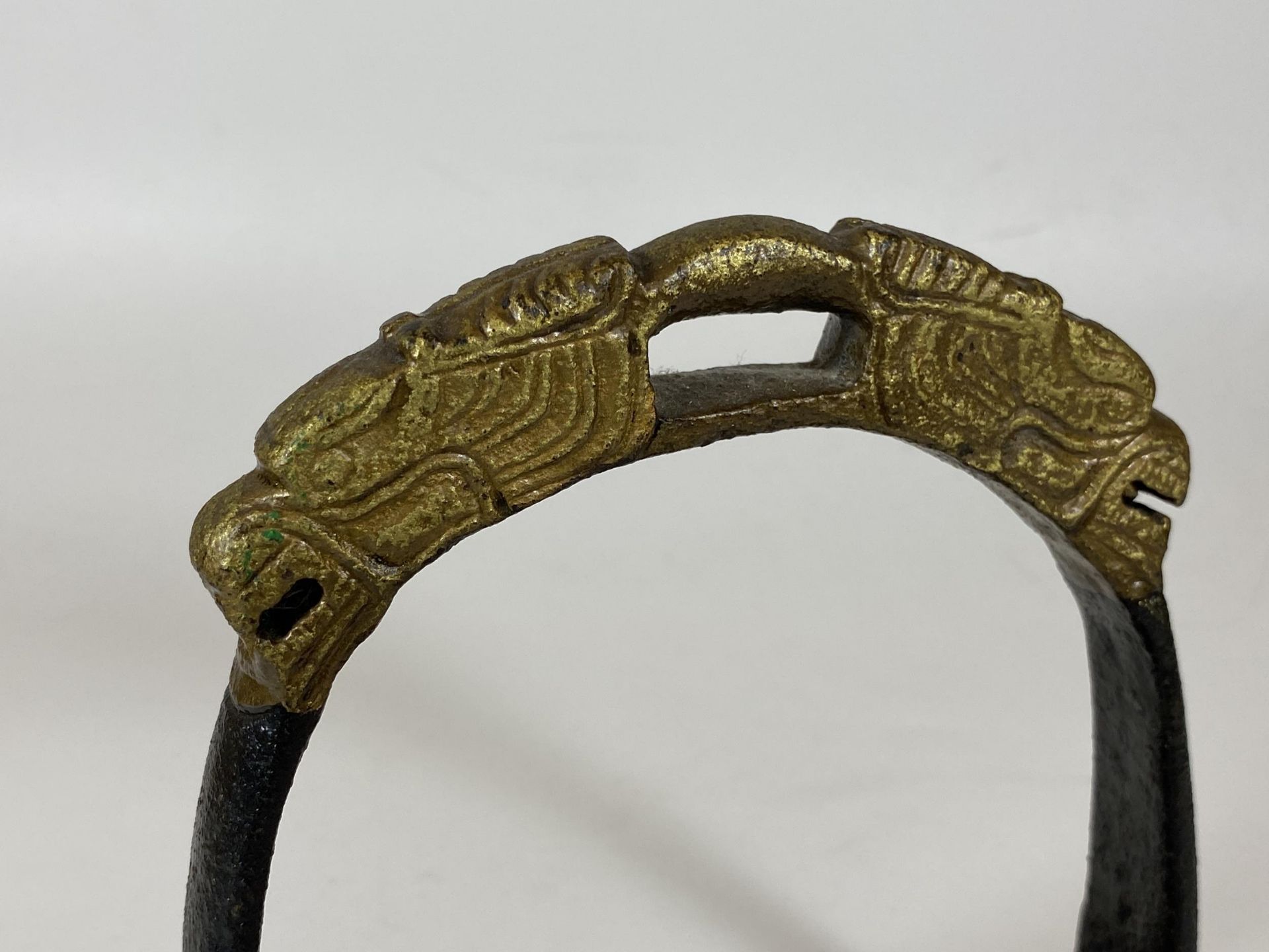 A SOLID CAST IRON ORIENTAL STIRRUP WITH DRAGON HEAD DESIGN, HEIGHT 15CM - Image 2 of 6