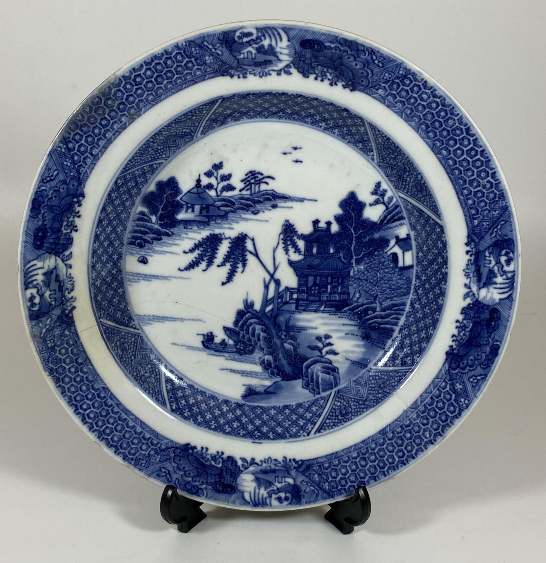 A 19TH CENTURY CHINESE BLUE AND WHITE PORCELAIN DISH, DIAMETER 22CM