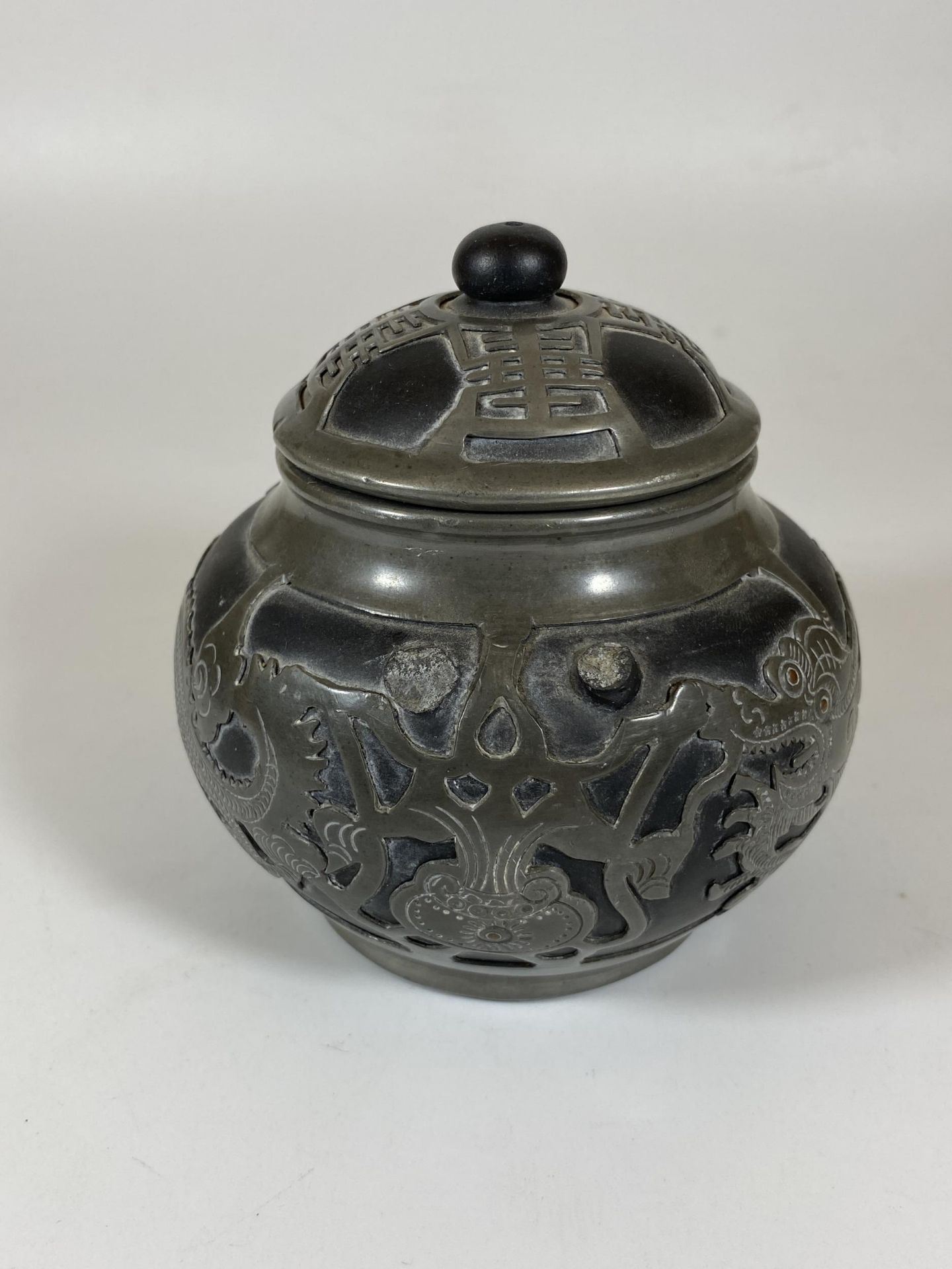 A CHINESE PEWTER LIDDED DRAGON DESIGN SUGAR BOWL, SEAL MARK TO BASE, HEIGHT 12CM - Bild 2 aus 5