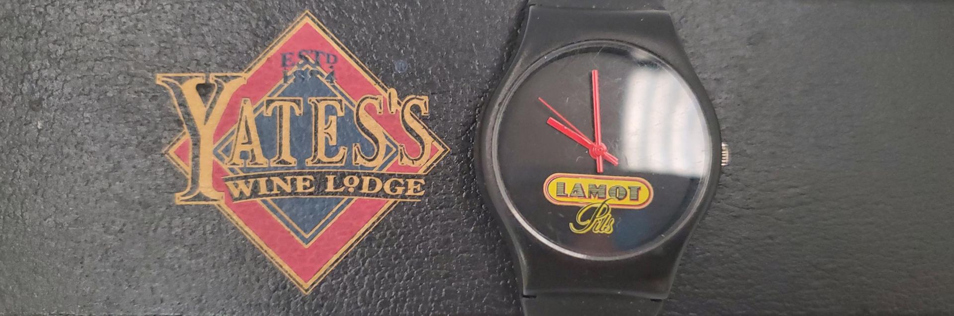 A 1980'S WATCH IN A YATE'S WINE LODGE CASE - WORKING AT TIME OF CATALOGUING - Bild 2 aus 2