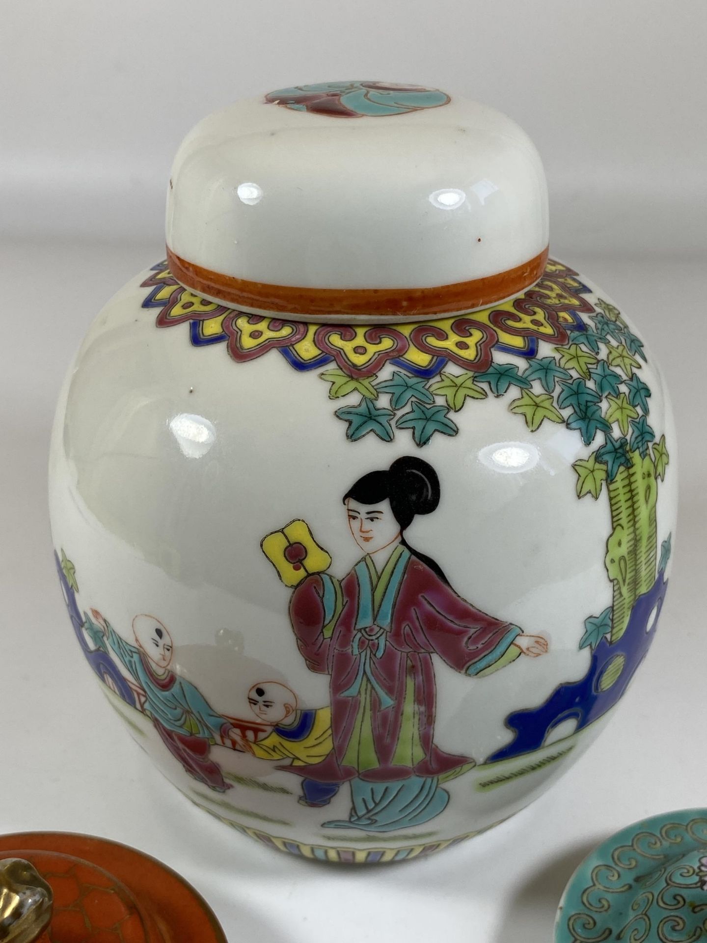 A GROUP OF 1980'S CHINESE CERAMICS COMPRISING A LIDDED GINGER JAR WITH ORIGINAL CORK STOPPER AND TWO - Image 2 of 5
