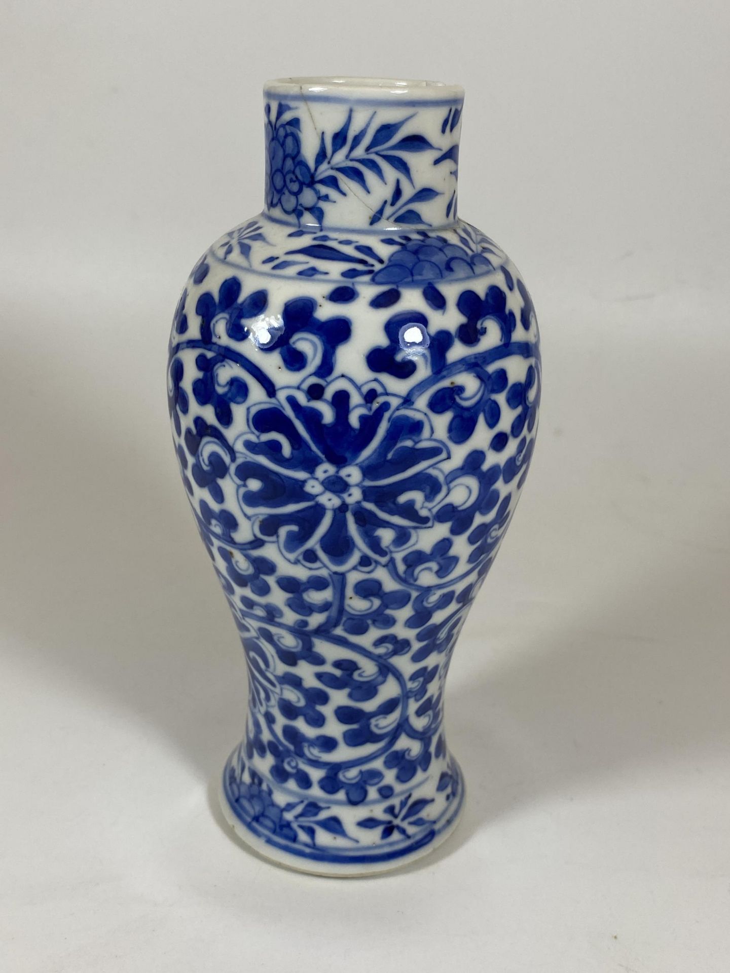 A LATE 19TH CENTURY CHINESE KANGXI STYLE BLUE AND WHITE VASE, FOUR CHARACTER MARK TO BASE, HEIGHT - Image 3 of 5