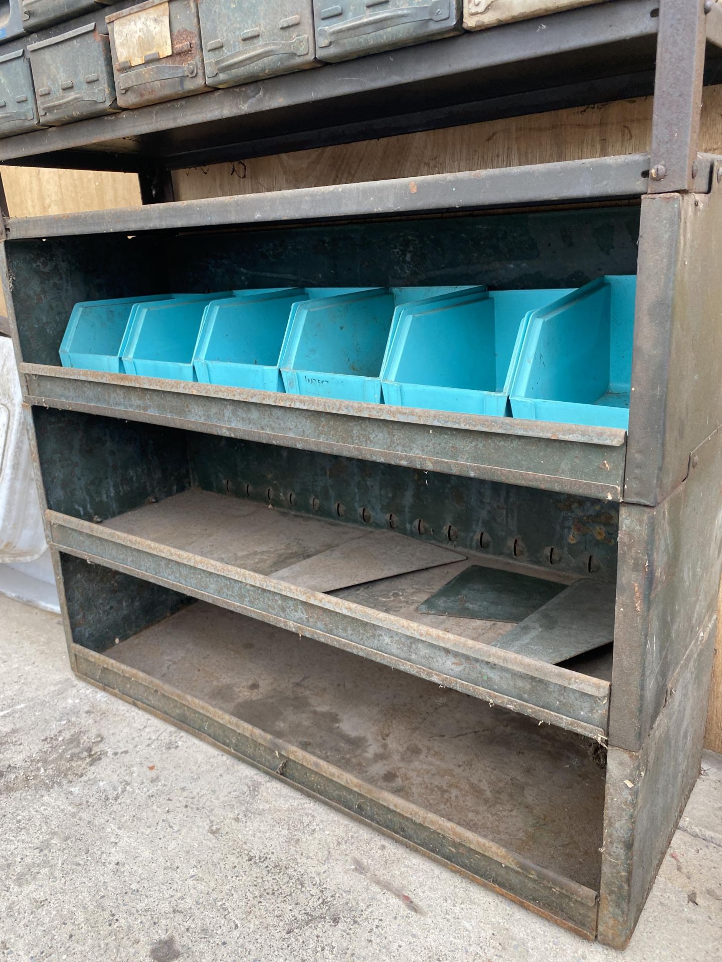 A VINTAGE TOOL STORAGE UNIT WITH UPPER INDIVIDUAL TRAY DRAWERS AND LOWER SHELVES - Bild 6 aus 6