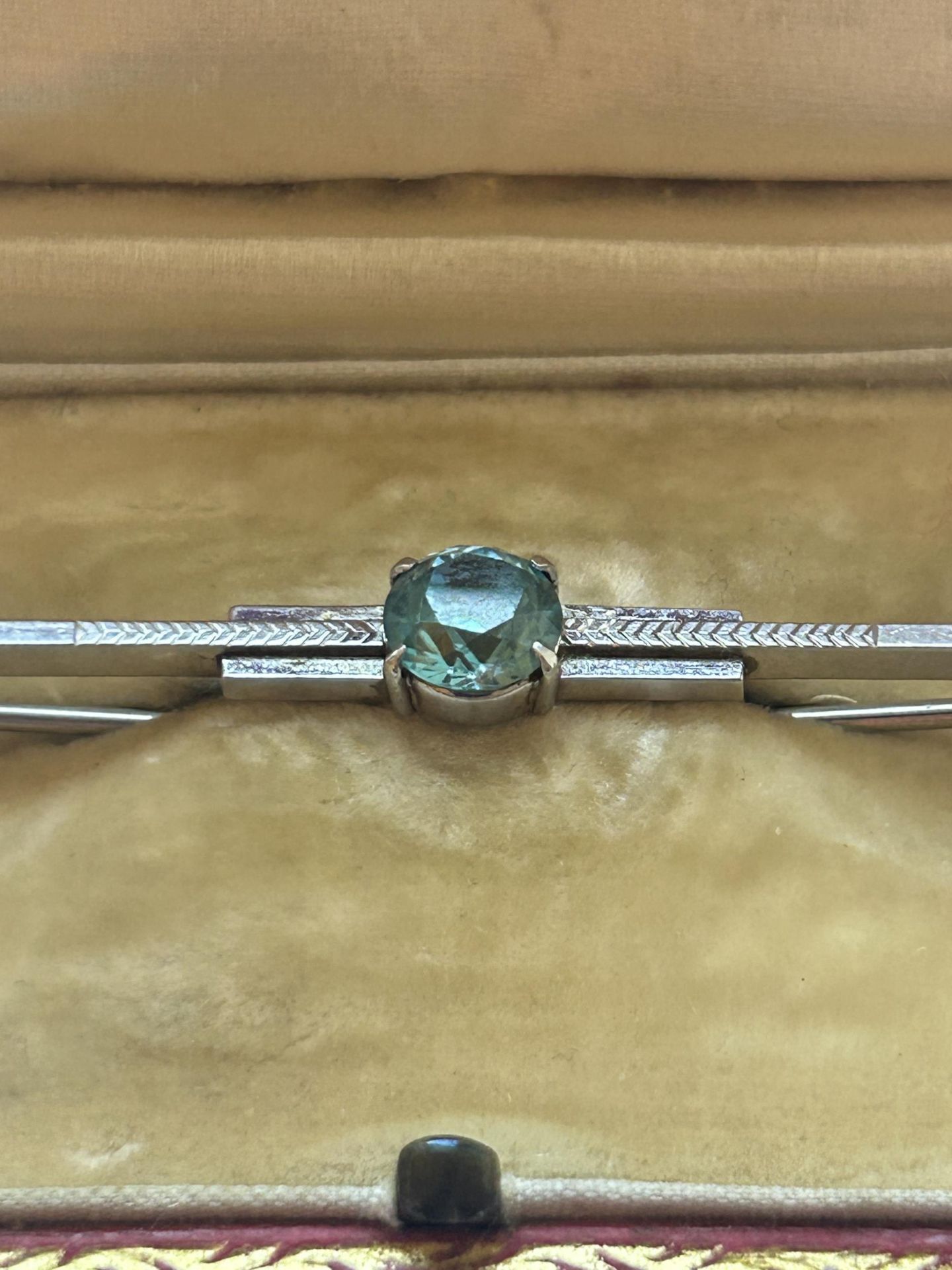 A 9CT WHITE GOLD ART DECO STYLE BROOCH WITH A BLUE TOPAZ AND ORIGINAL BOX, LENGTH 58MM, GROSS WEIGHT - Bild 2 aus 4