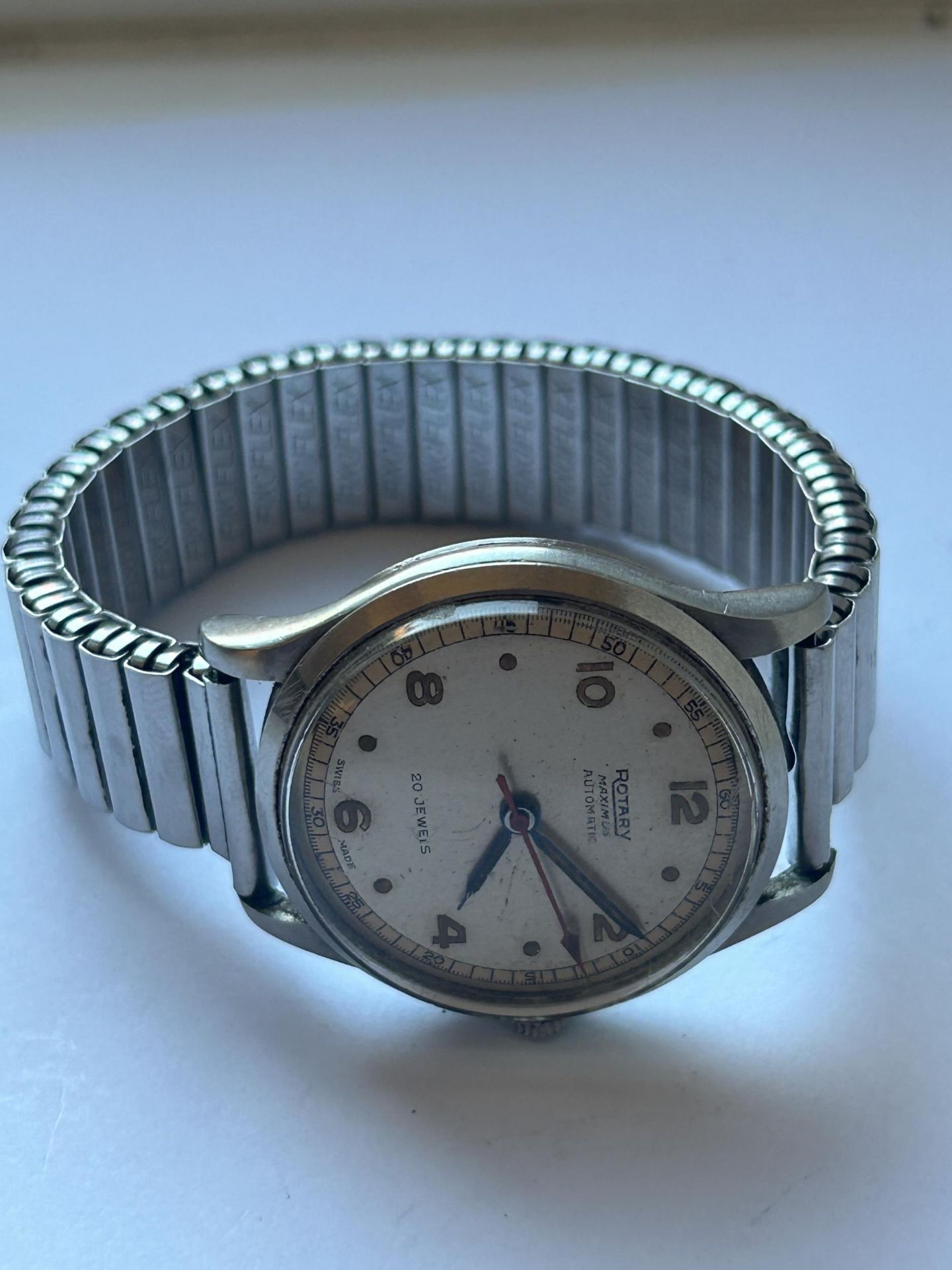 A VINTAGE GENTS ROTARY MAXIMUS AUTOMATIC WRIST WATCH ON AN EXPANDING BRACELET, WITH A 20 JEWEL - Image 5 of 5