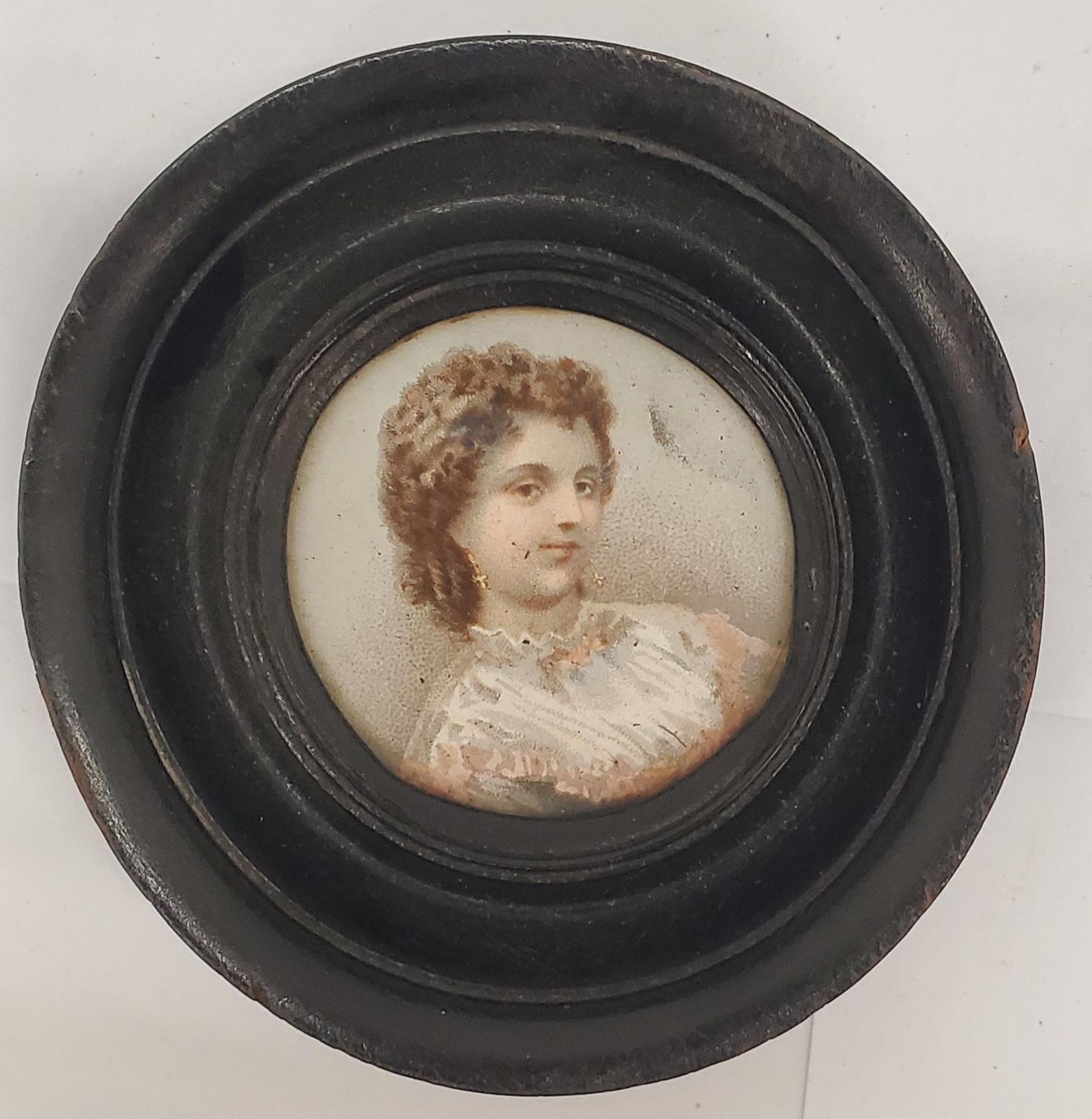 TWO VINTAGE MINIATURE PORTRAITS IN ROUND FRAMES - Bild 4 aus 5