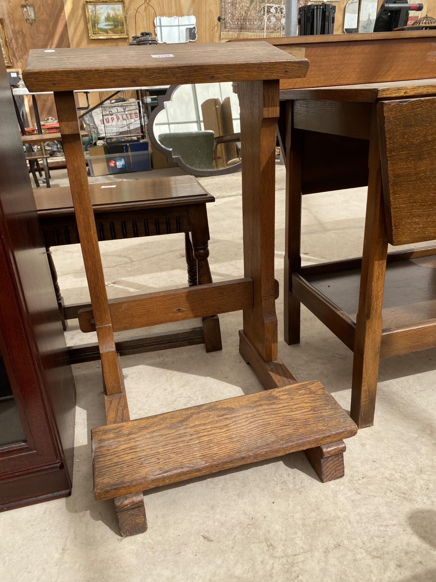 A VICTORIAN OAK PRAYER KNEELING STAND - Image 2 of 2