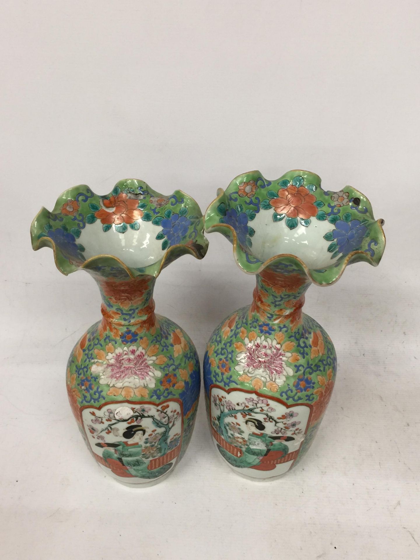 A LARGE PAIR OF JAPANESE MEIJI PERIOD (1868-1912) WITH ENAMELLED DESIGN AND FIGURES IN PANELS - Image 3 of 4