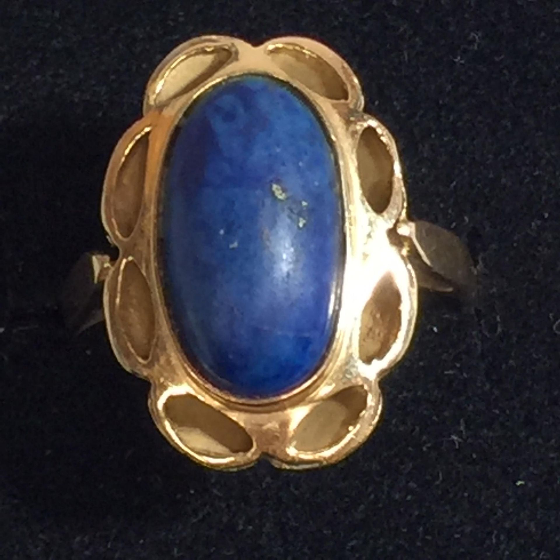 A 15CT GOLD LAPIS LAZULI RING, WEIGHT 5G, SIZE L AND A HALF