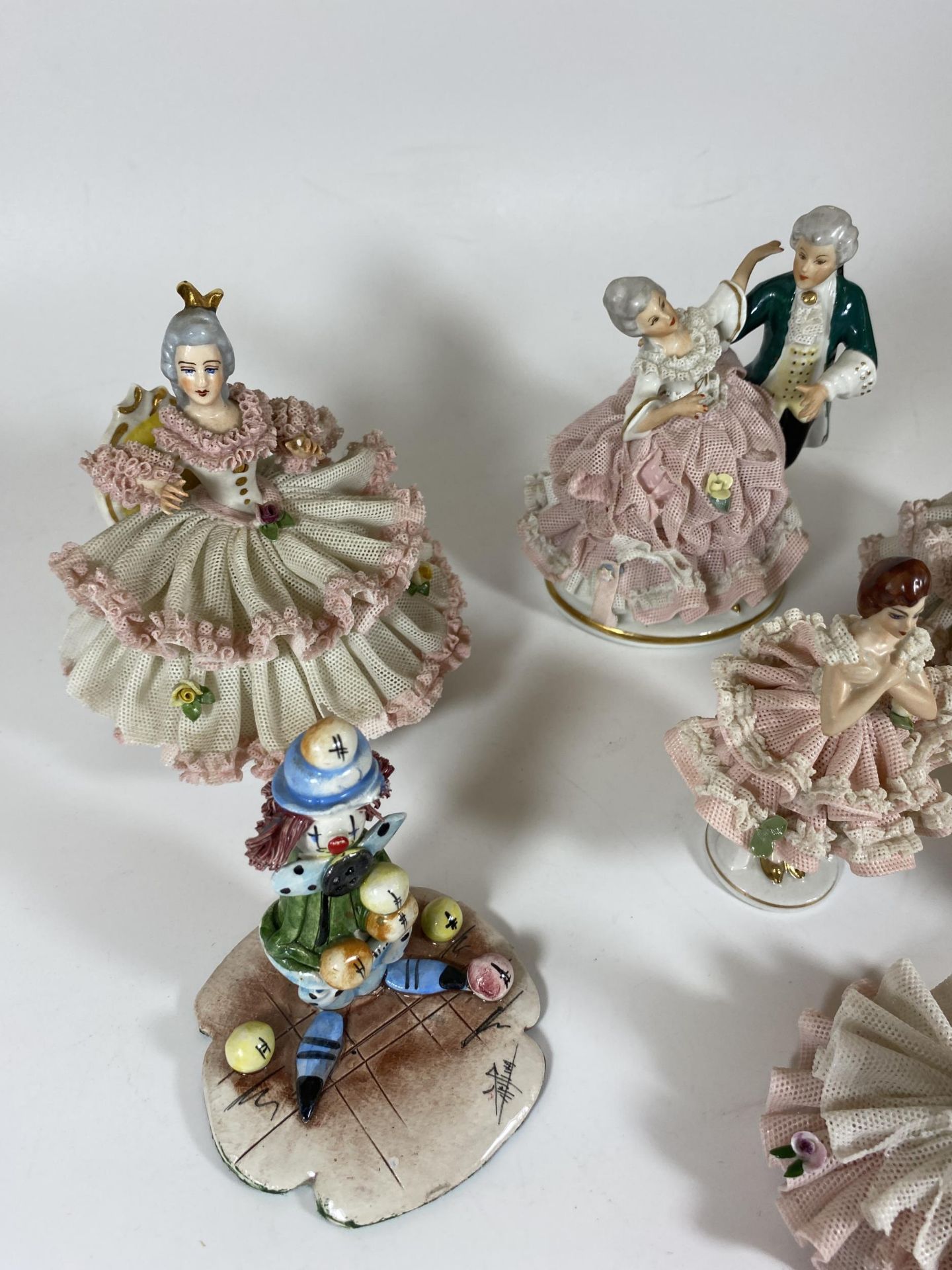 A COLLECTION OF VINTAGE DRESDEN LACE CONTINENTAL FIGURES - Image 5 of 6